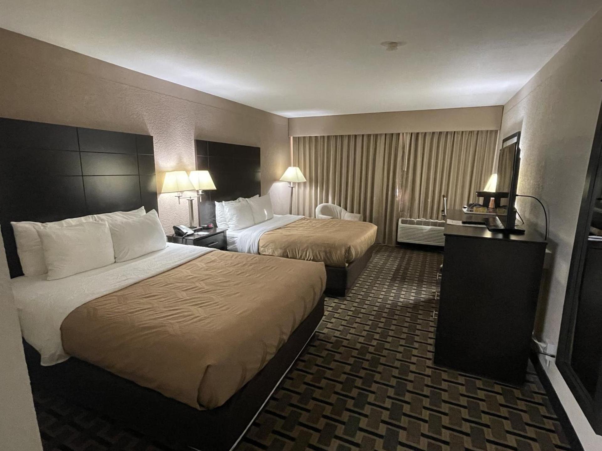 Quality Inn & Suites Cincinnati Downtown Area photo 2