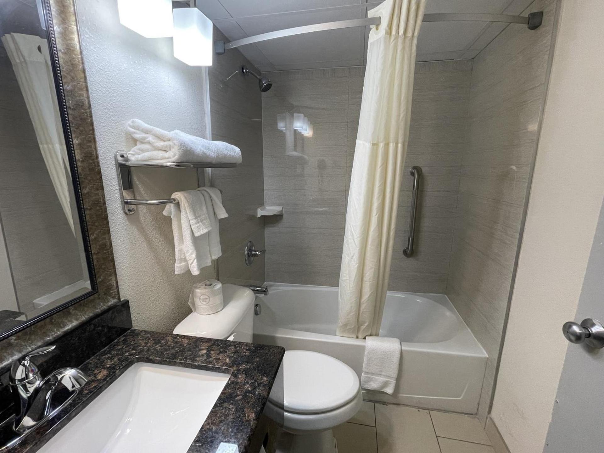 Quality Inn & Suites Cincinnati Downtown Area photo 24