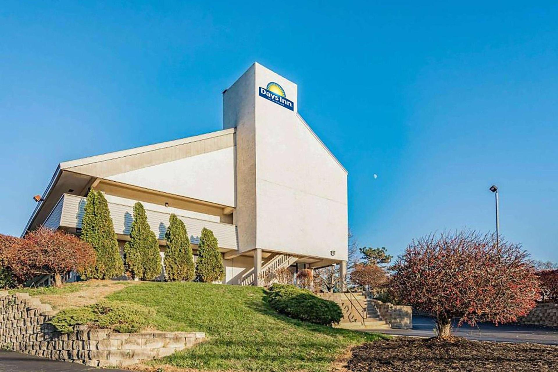 Days Inn by Wyndham Cincinnati I-71 photo 1