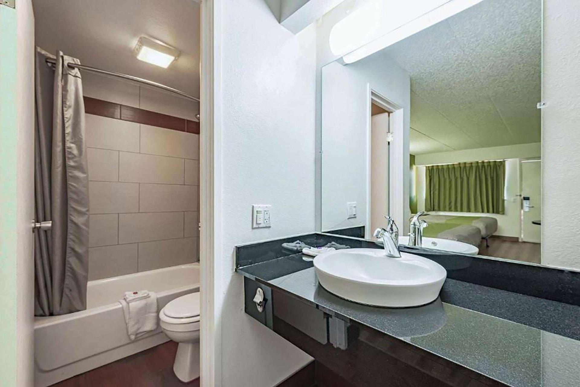 Days Inn by Wyndham Cincinnati I-71 photo 5