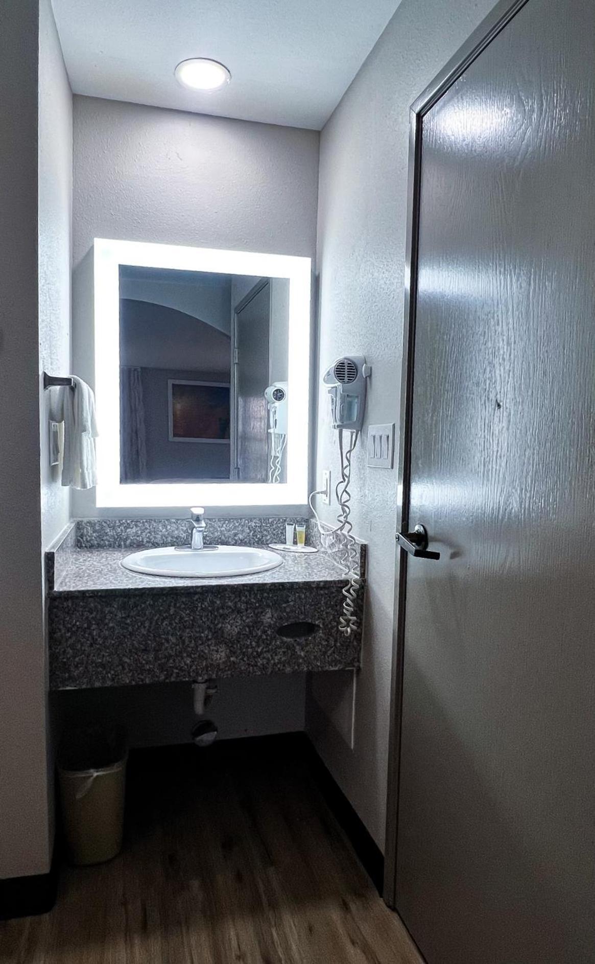 Days Inn by Wyndham Dallas Plano photo 7