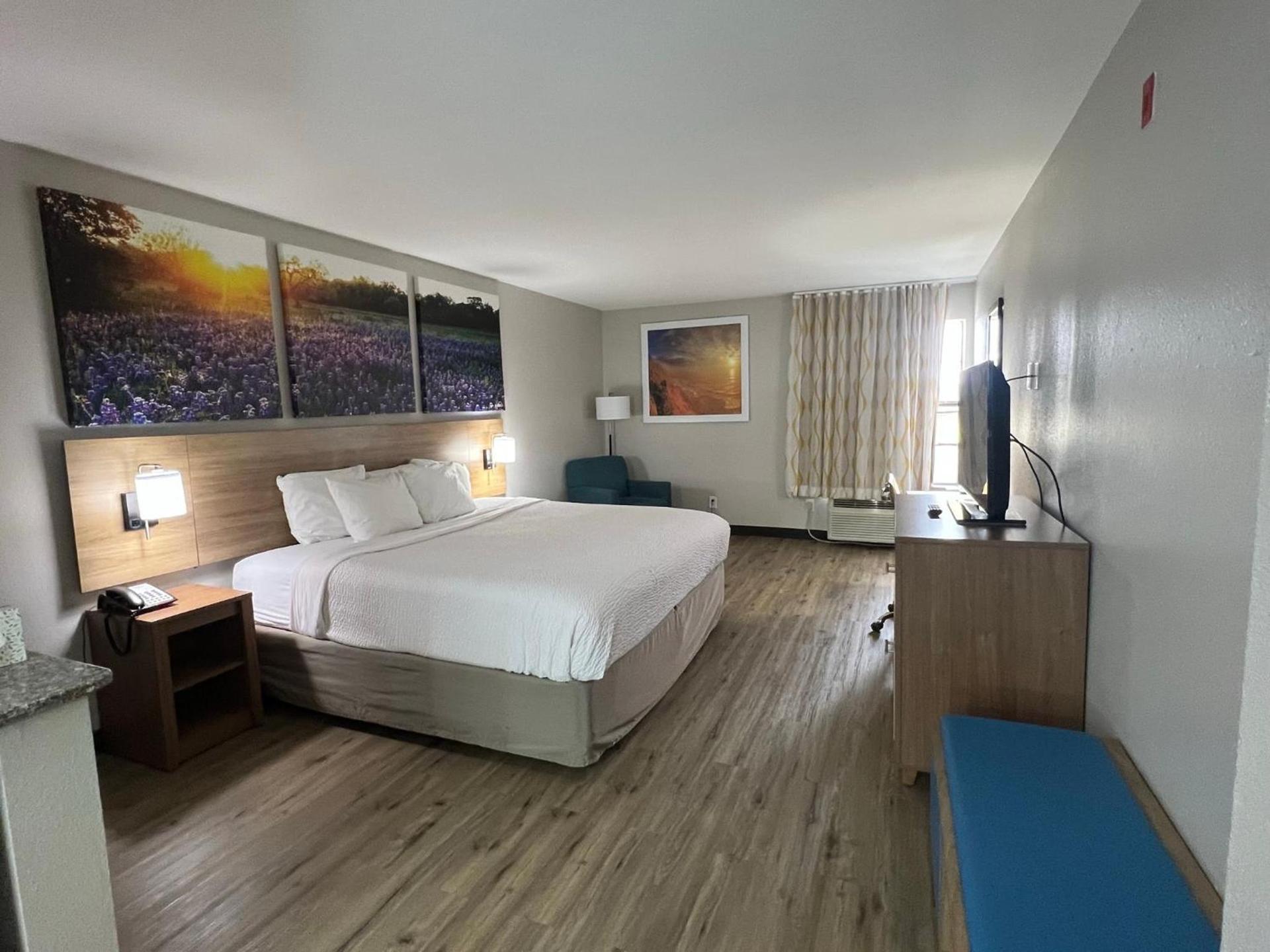 Days Inn by Wyndham Dallas Plano photo 6