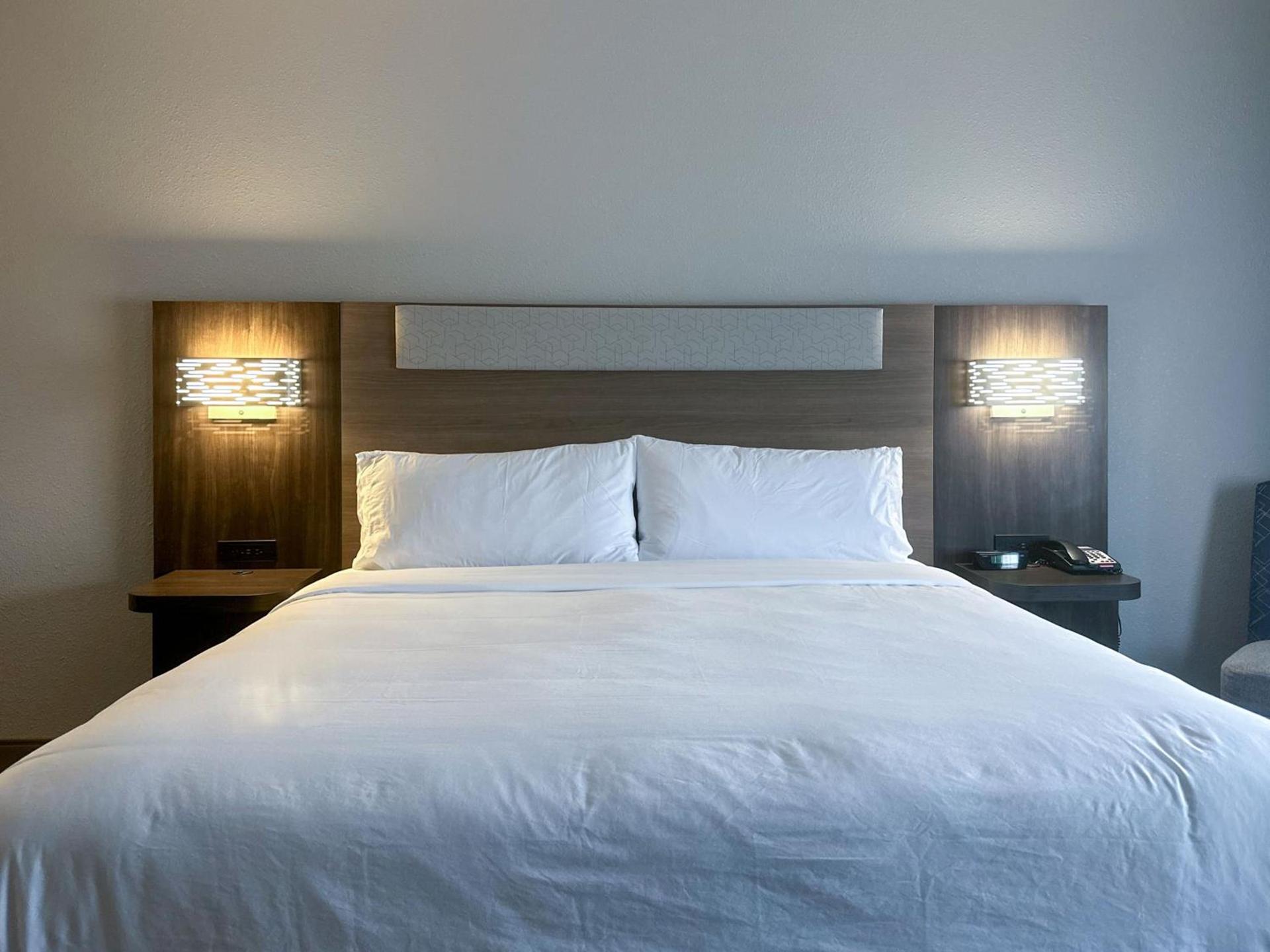 Holiday Inn Express Hotel & Suites Ennis by IHG photo 9