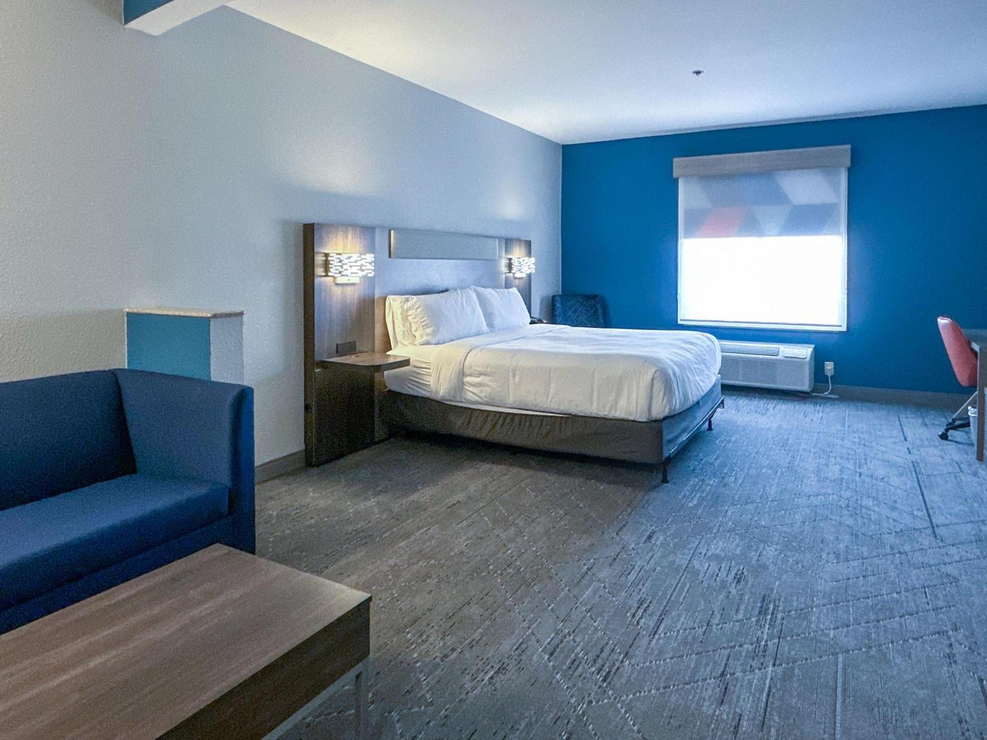 Holiday Inn Express Hotel & Suites Ennis by IHG photo 12