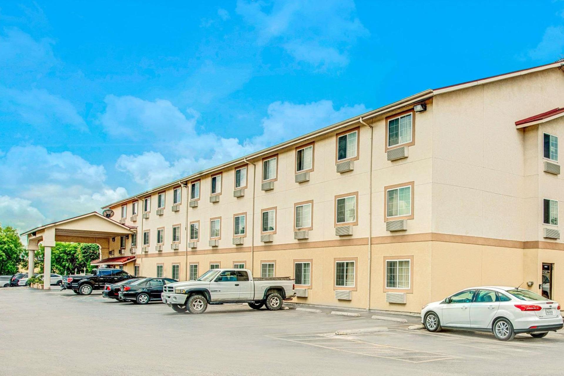 Super 8 by Wyndham San Antonio/Fiesta photo 1