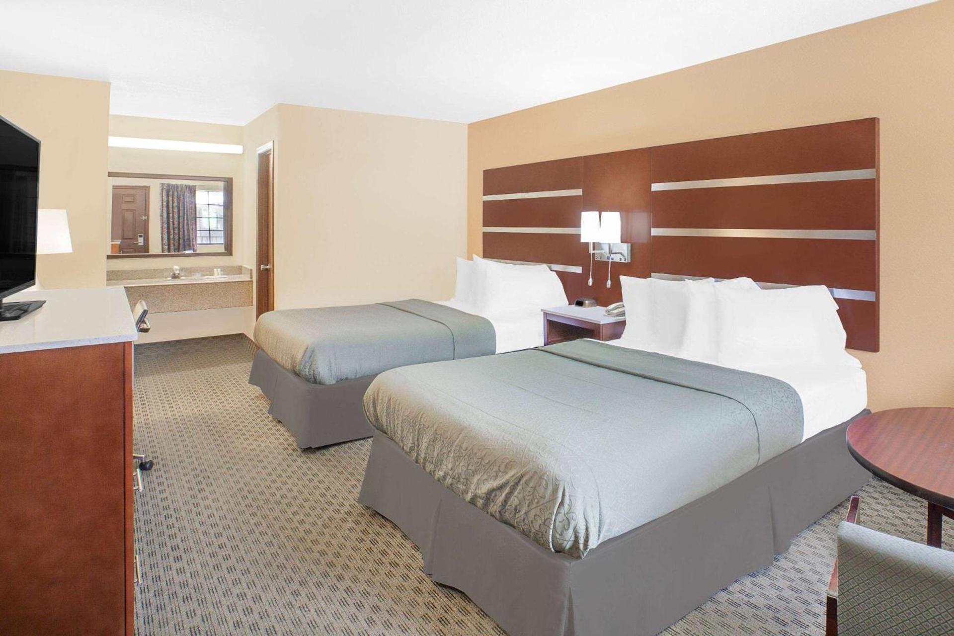 Days Inn by Wyndham Fayetteville photo 10