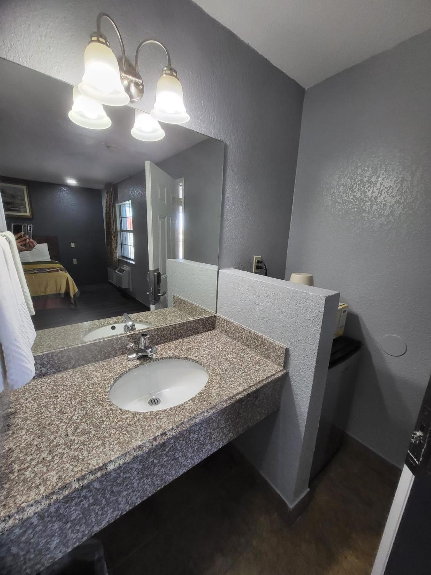 Budget Inn Buffalo photo 13