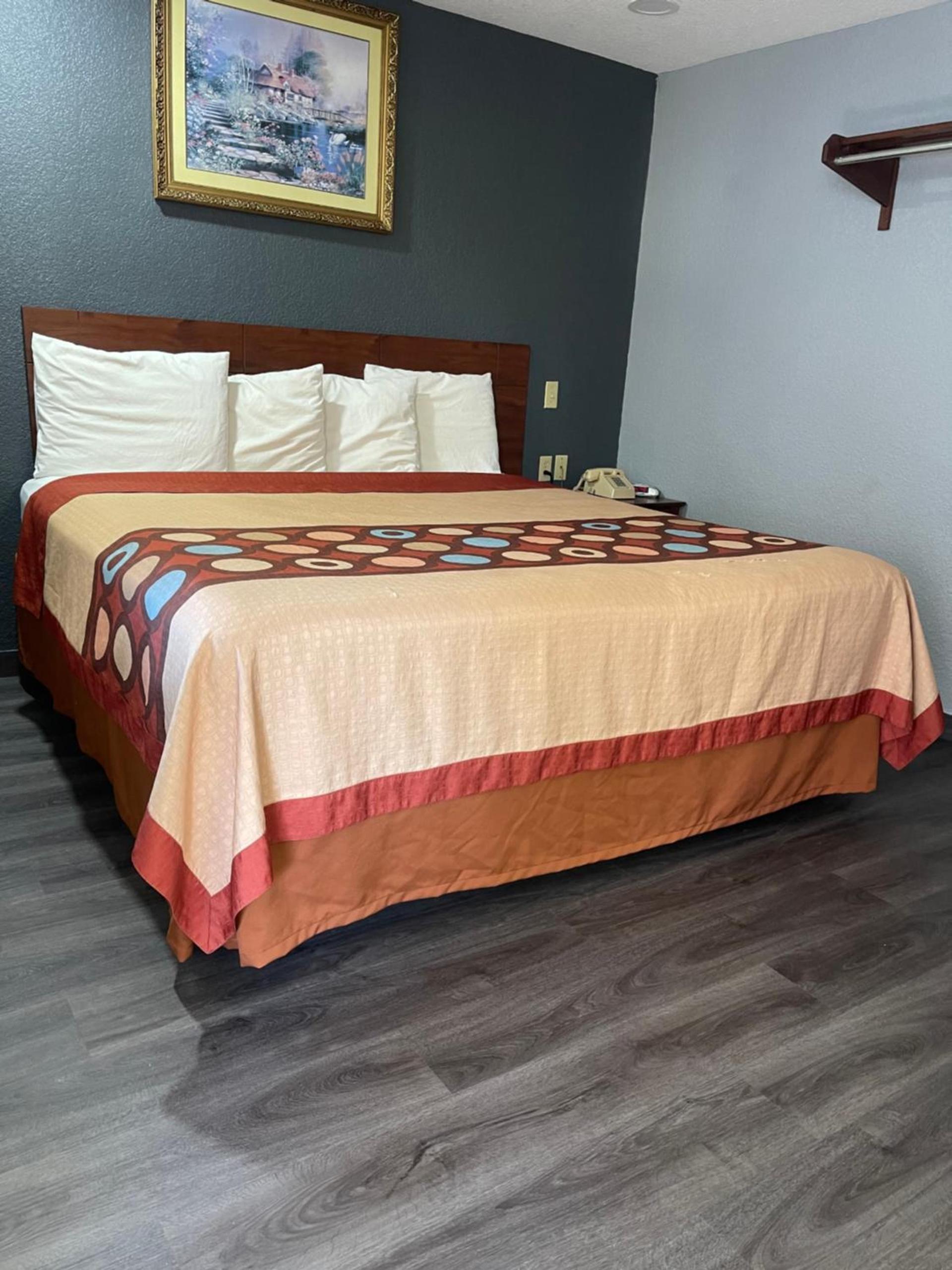 Budget Inn Buffalo photo 11