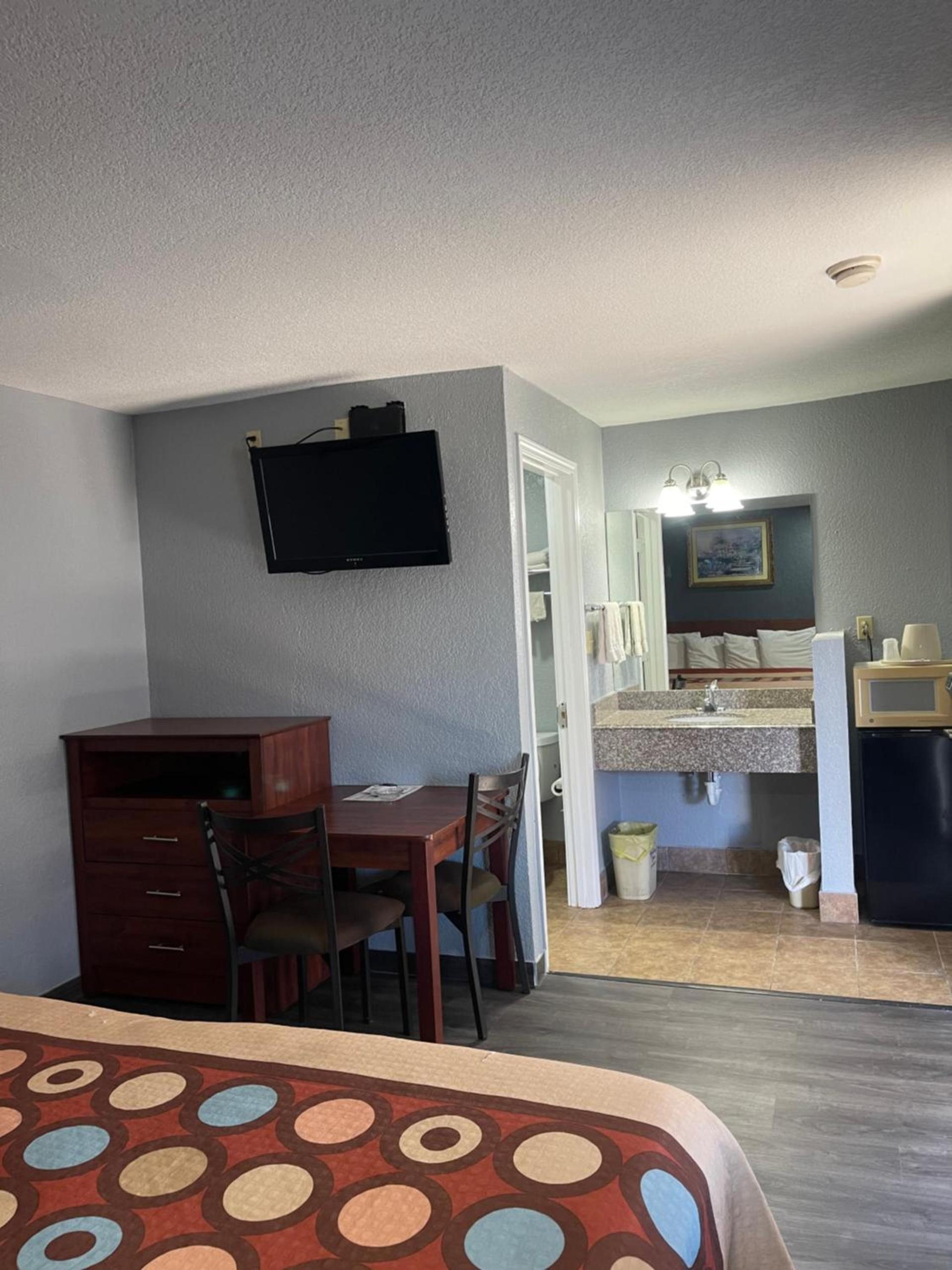 Budget Inn Buffalo photo 10