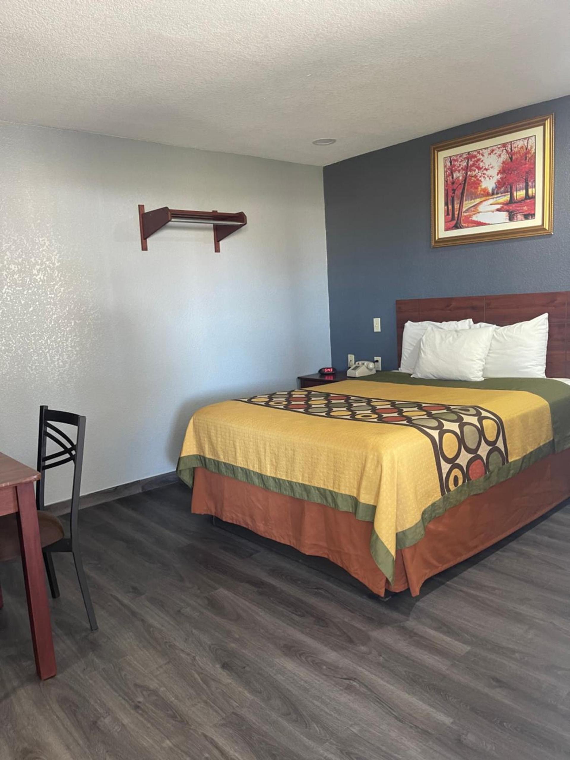 Budget Inn Buffalo photo 9