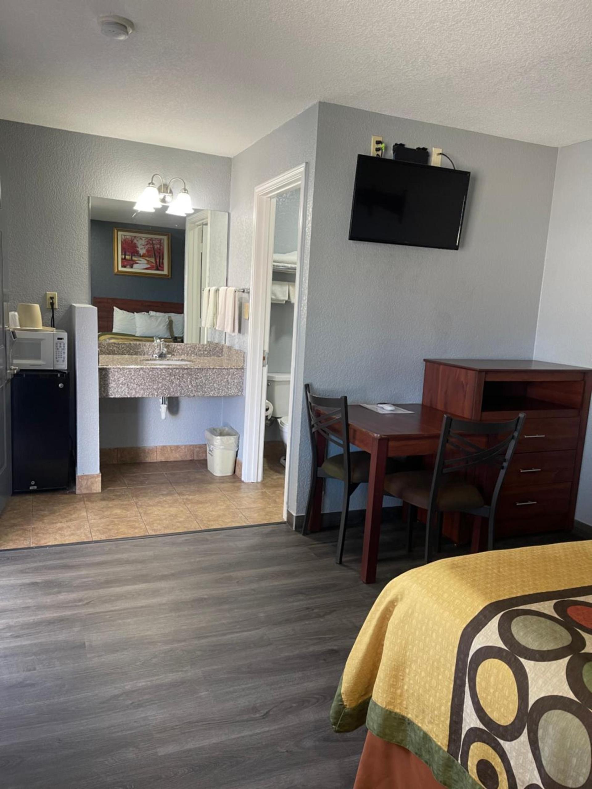 Budget Inn Buffalo photo 8