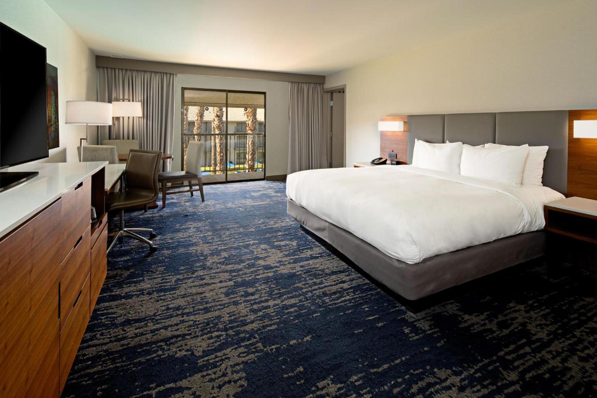 DoubleTree by Hilton Bakersfield photo 9