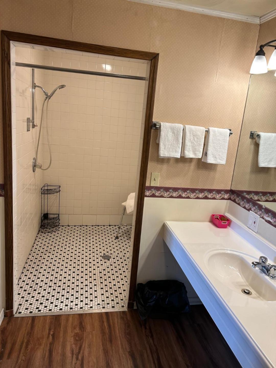 Valley Inn and Suites photo 12