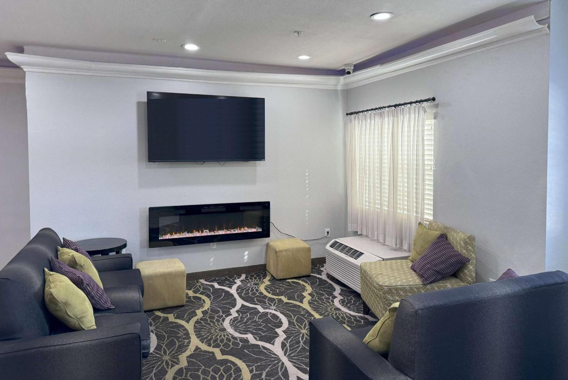 La Quinta by Wyndham Tulare photo 13