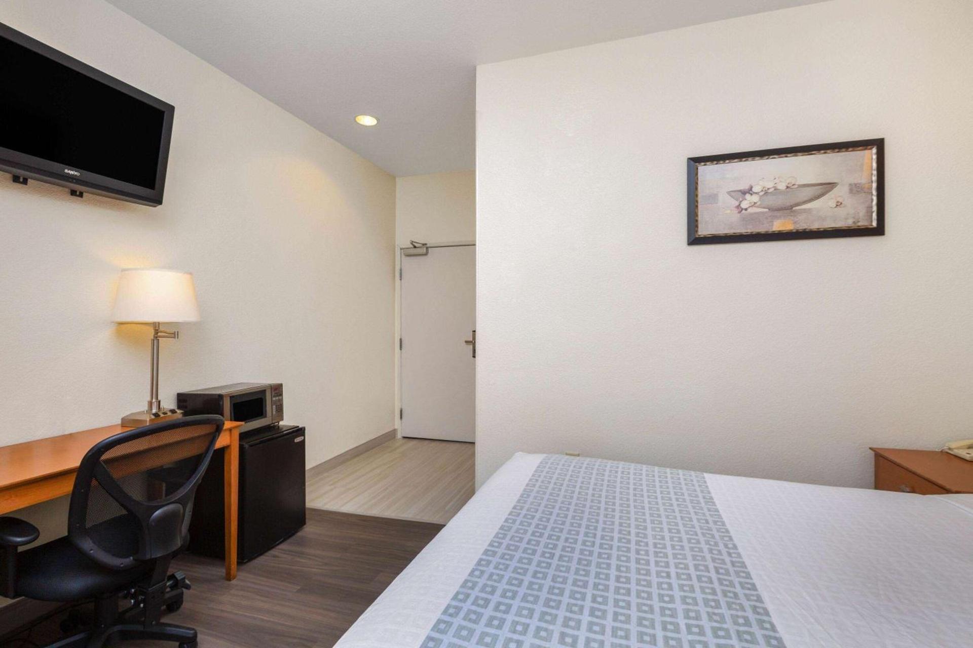 La Quinta by Wyndham Tulare photo 21