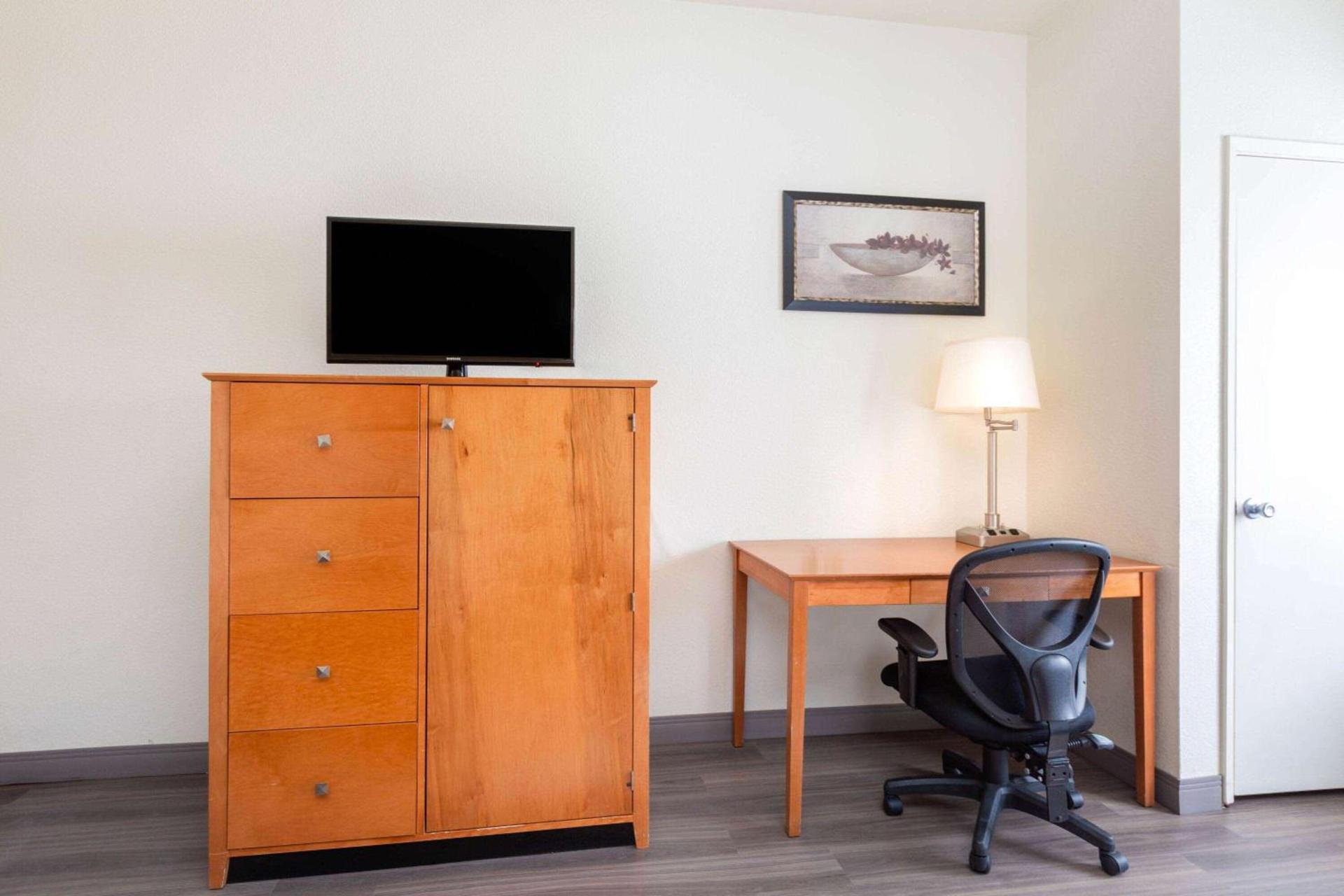 La Quinta by Wyndham Tulare photo 26