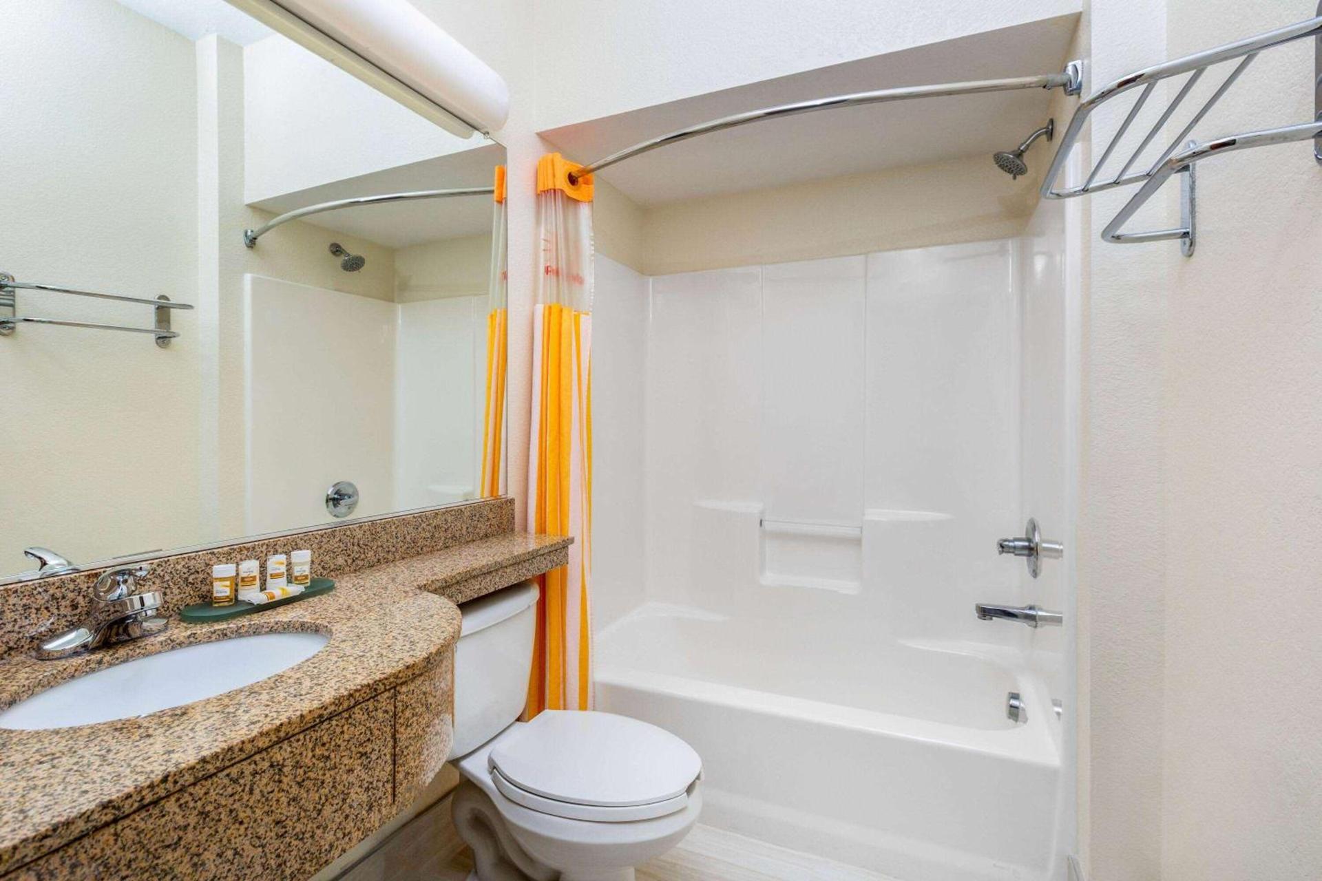 La Quinta by Wyndham Tulare photo 27