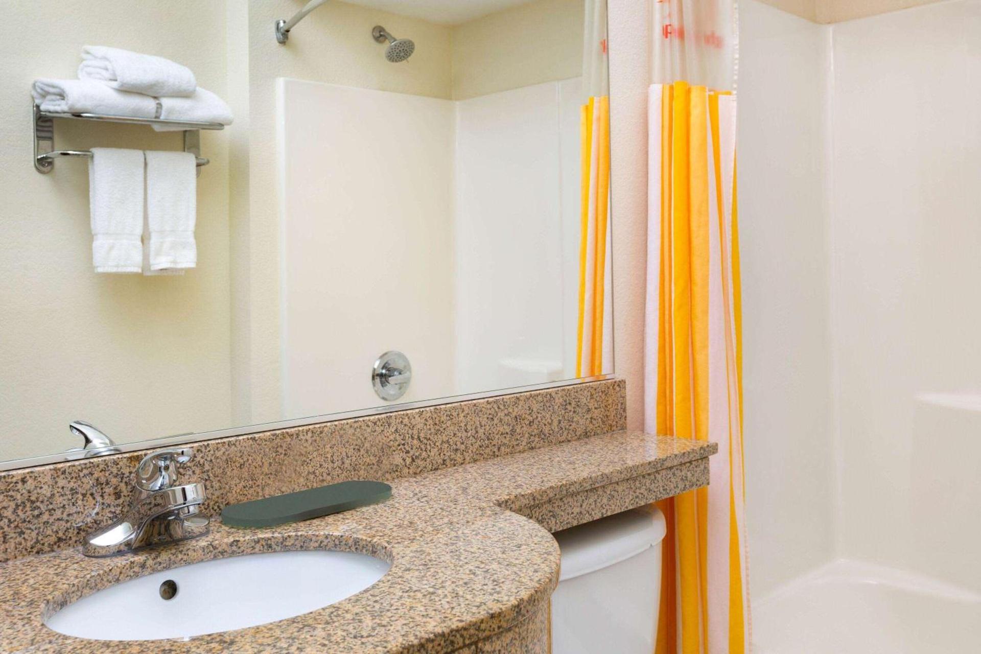 La Quinta by Wyndham Tulare photo 28