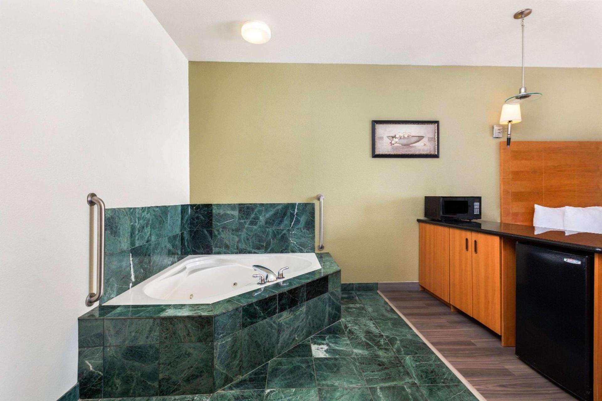 La Quinta by Wyndham Tulare photo 30