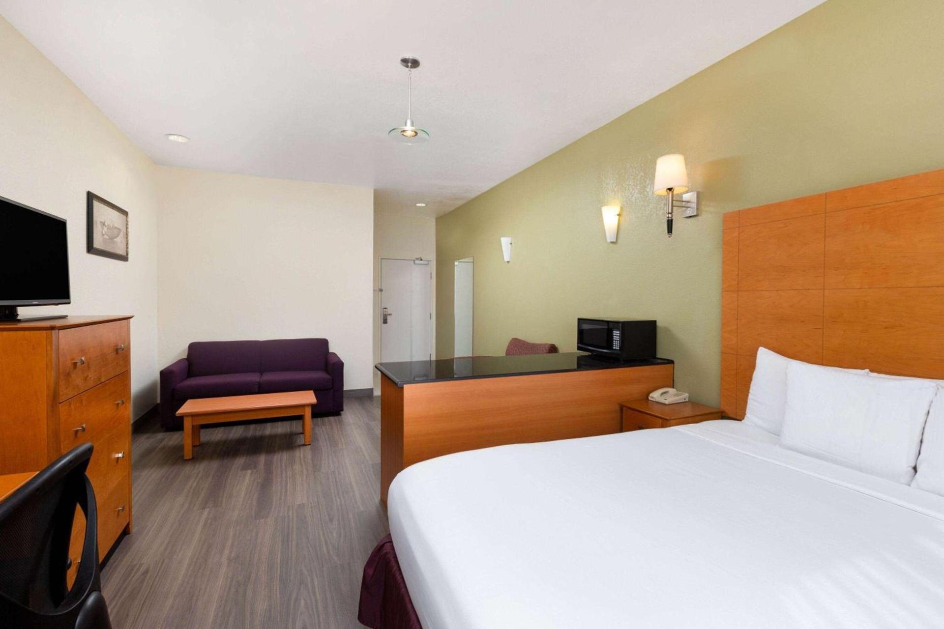 La Quinta by Wyndham Tulare photo 31