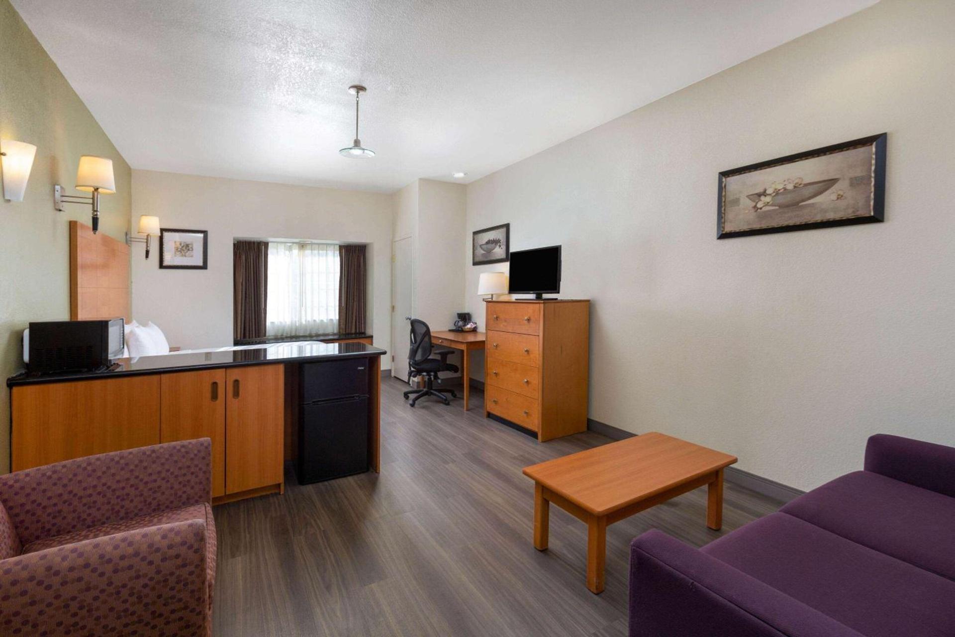 La Quinta by Wyndham Tulare photo 32