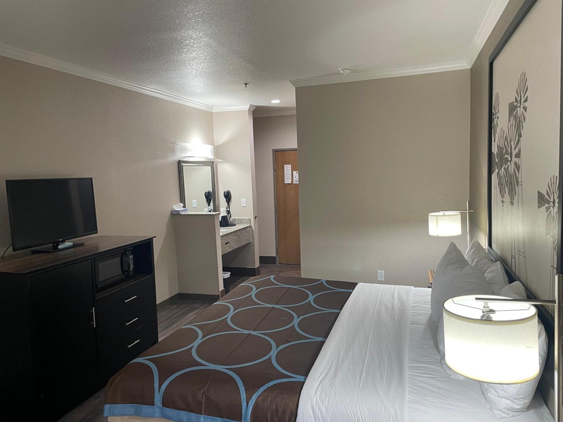 Super 8 by Wyndham San Antonio/Alamodome Area photo 10