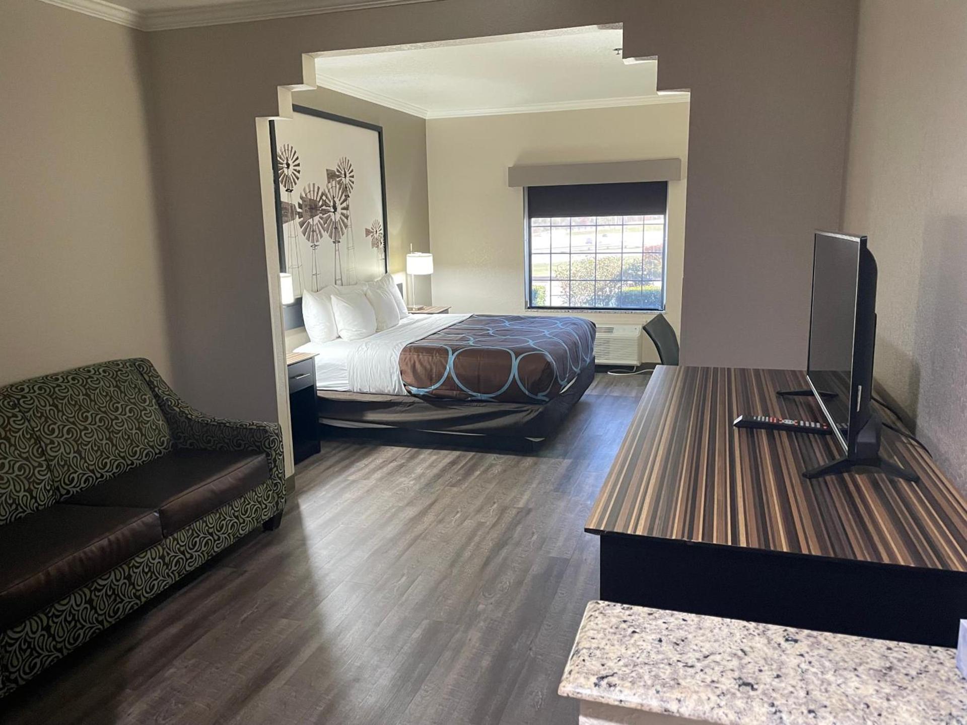 Super 8 by Wyndham San Antonio/Alamodome Area photo 11