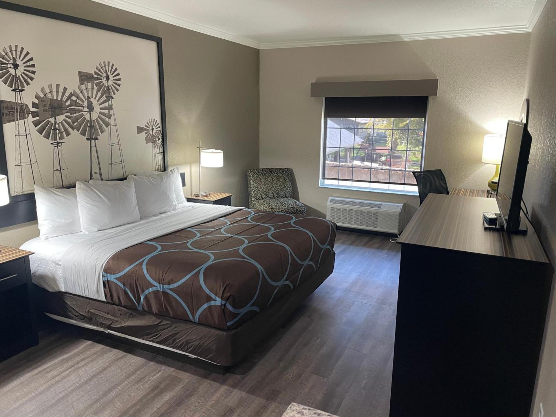 Super 8 by Wyndham San Antonio/Alamodome Area photo 13