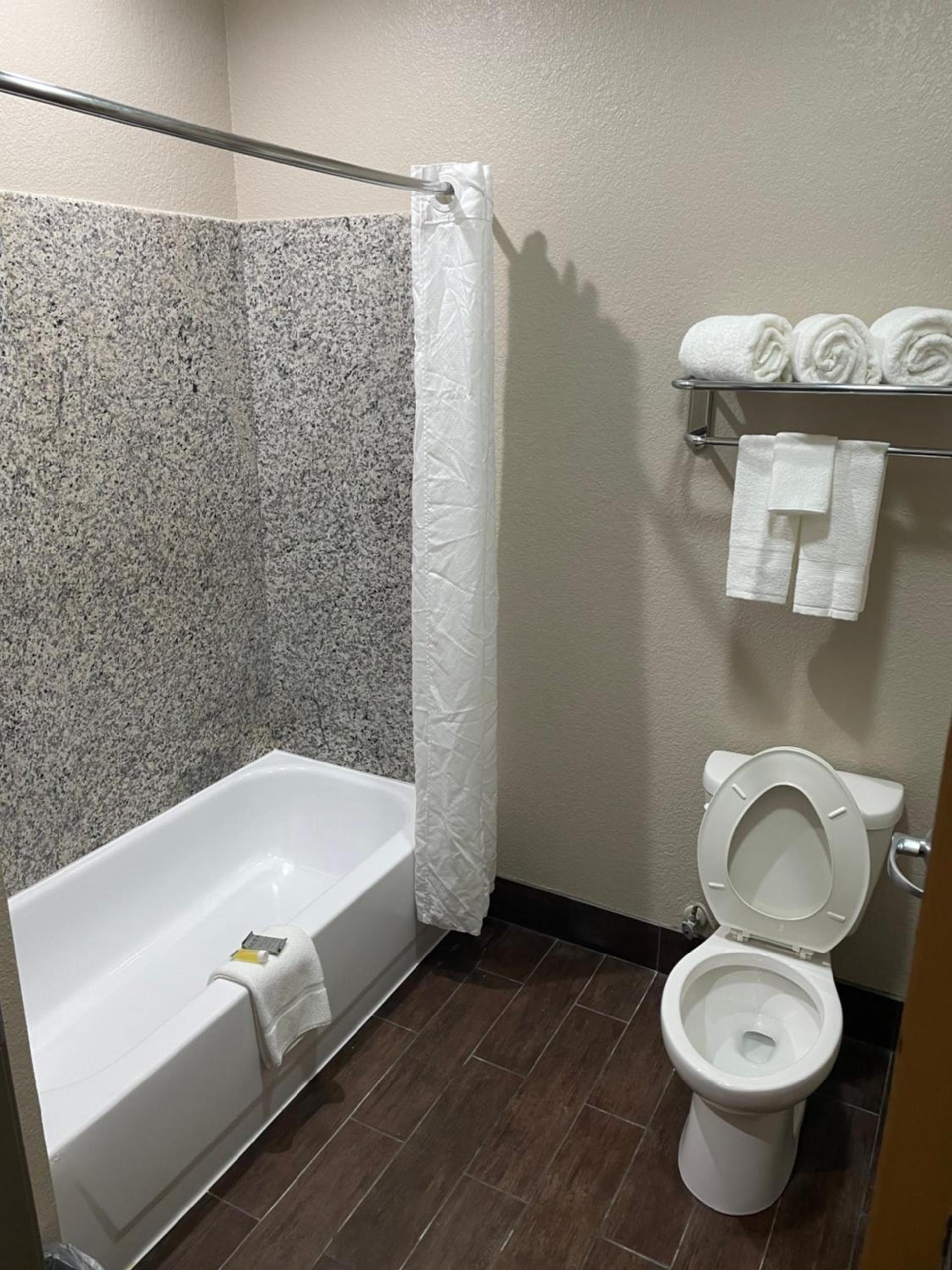 Super 8 by Wyndham San Antonio/Alamodome Area photo 16