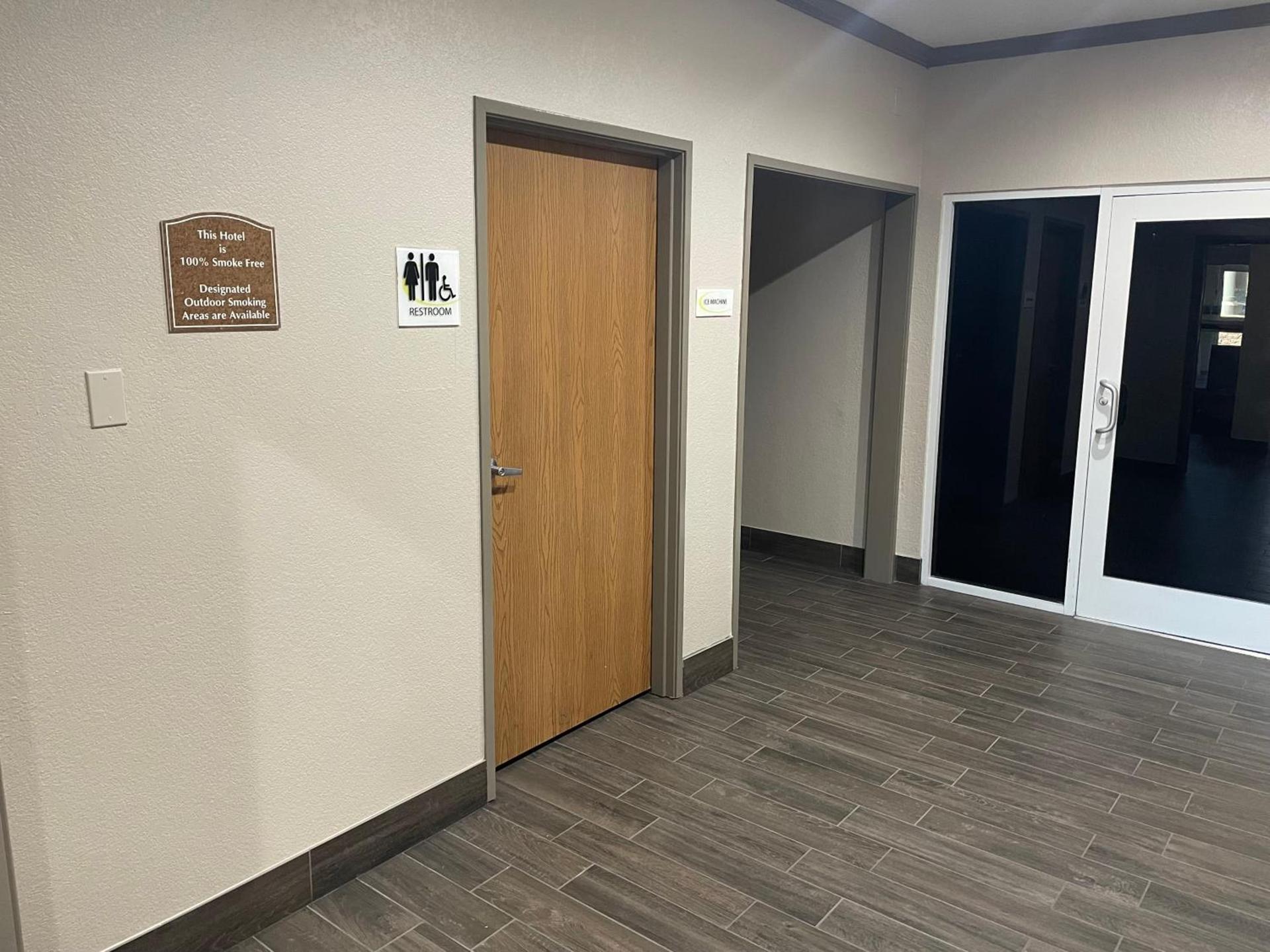Super 8 by Wyndham San Antonio/Alamodome Area photo 21