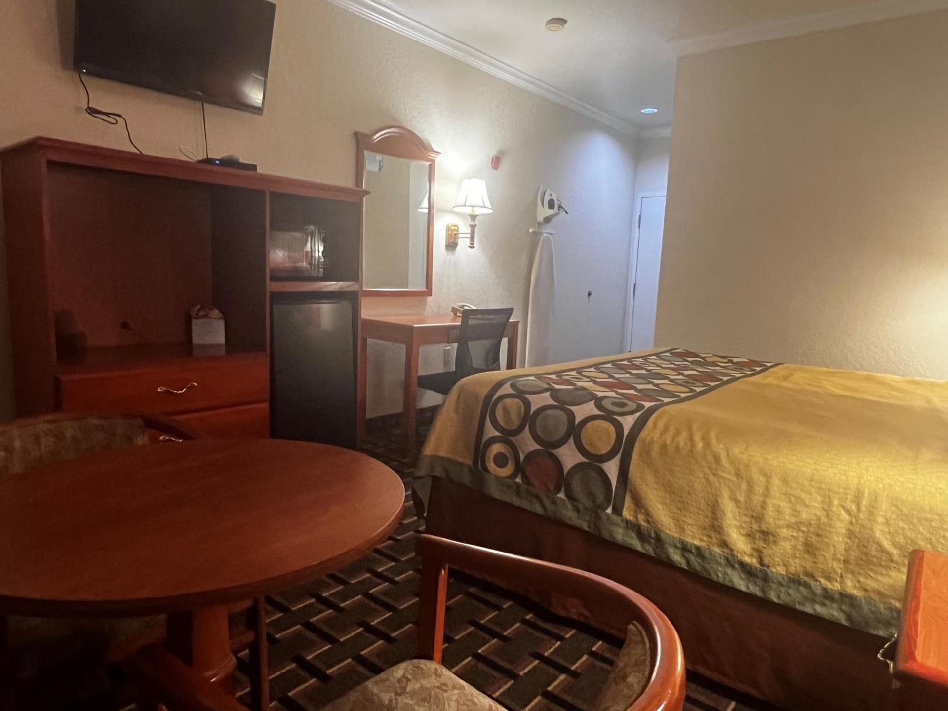 Super 8 by Wyndham Brookshire TX photo 17