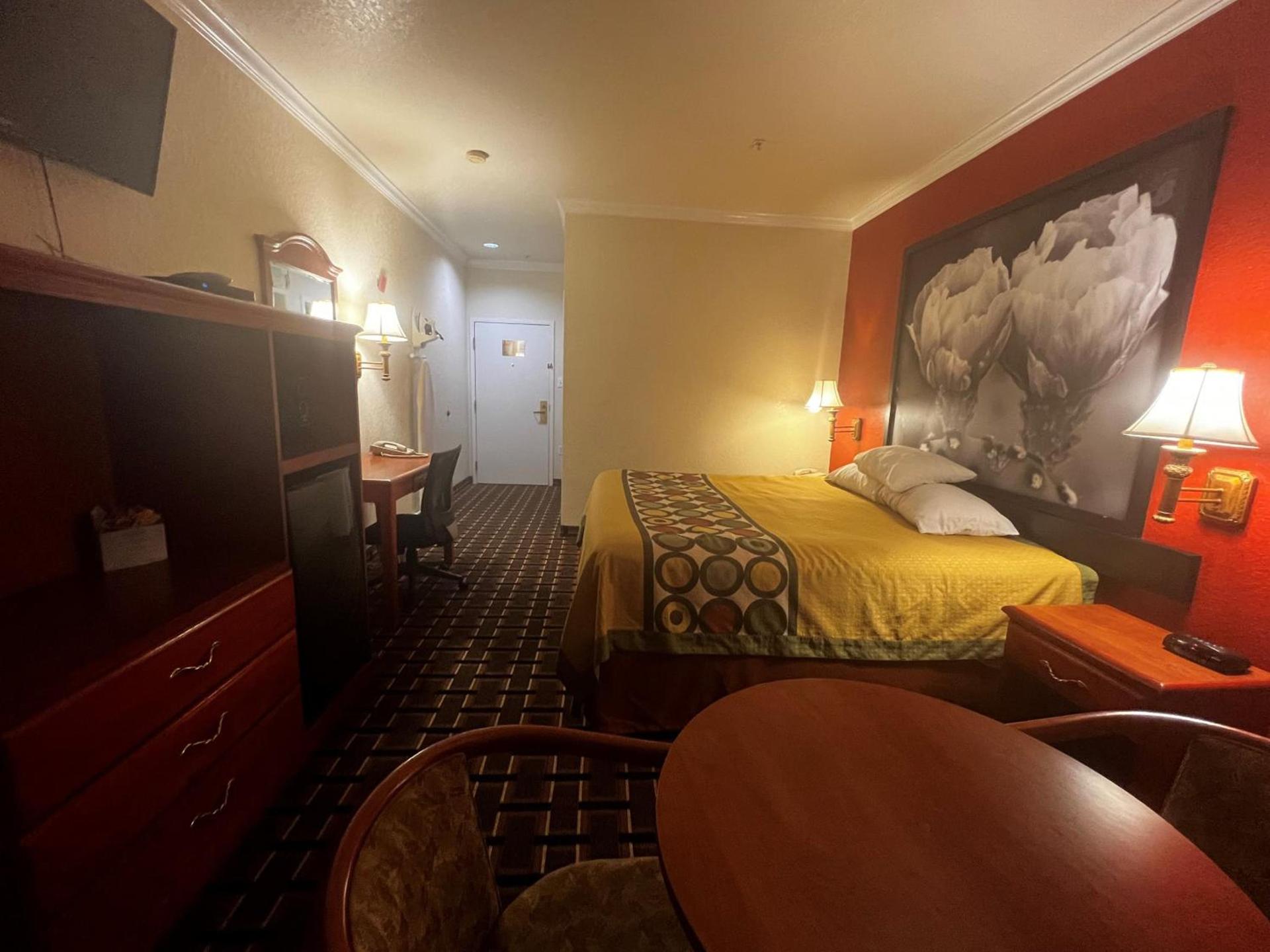 Super 8 by Wyndham Brookshire TX photo 15
