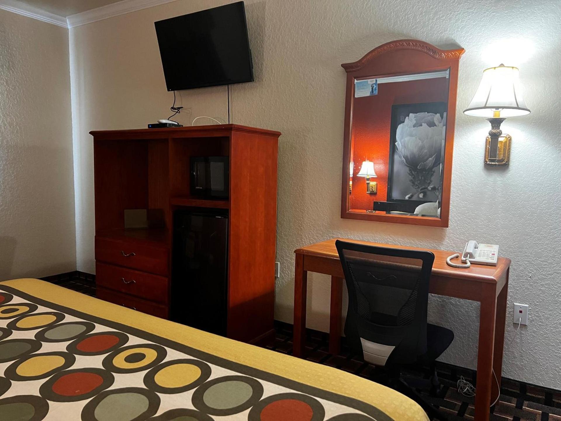 Super 8 by Wyndham Brookshire TX photo 16