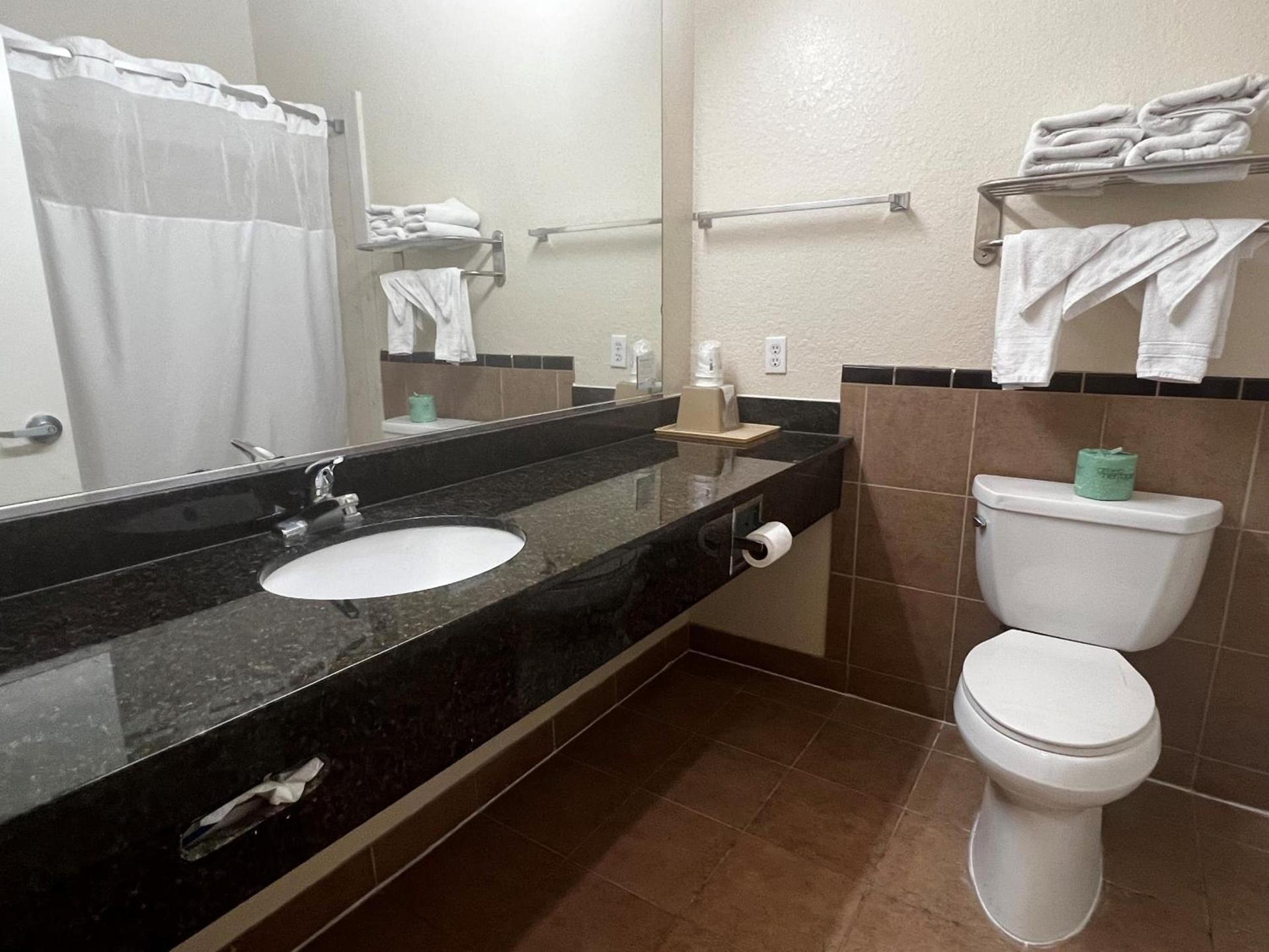 Super 8 by Wyndham Brookshire TX photo 19