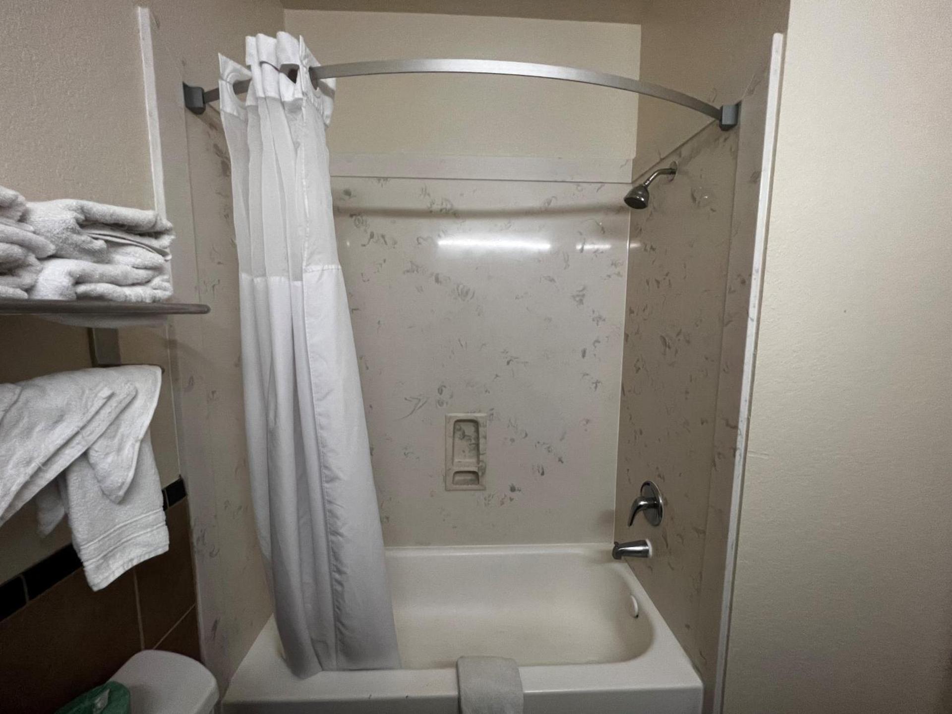 Super 8 by Wyndham Brookshire TX photo 41
