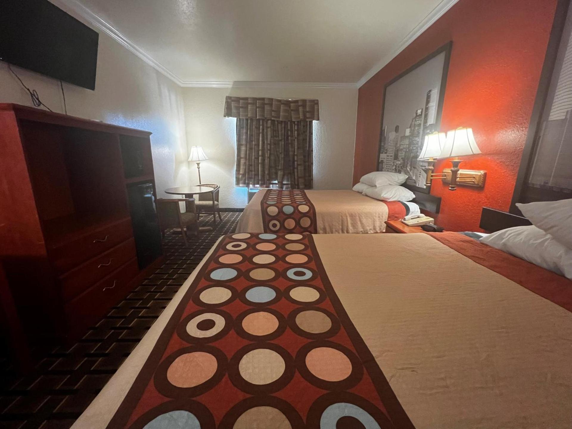 Super 8 by Wyndham Brookshire TX photo 23
