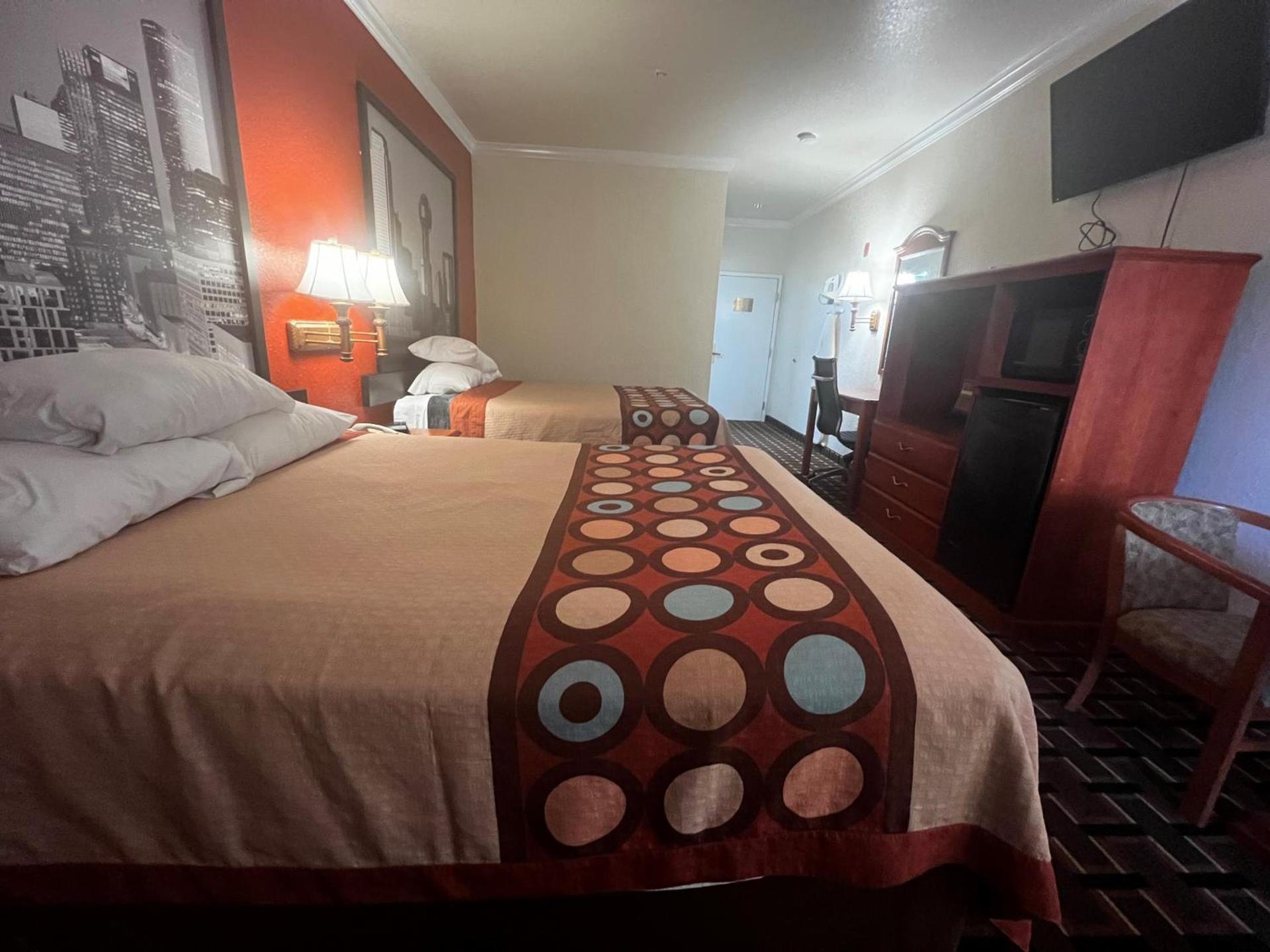 Super 8 by Wyndham Brookshire TX photo 21
