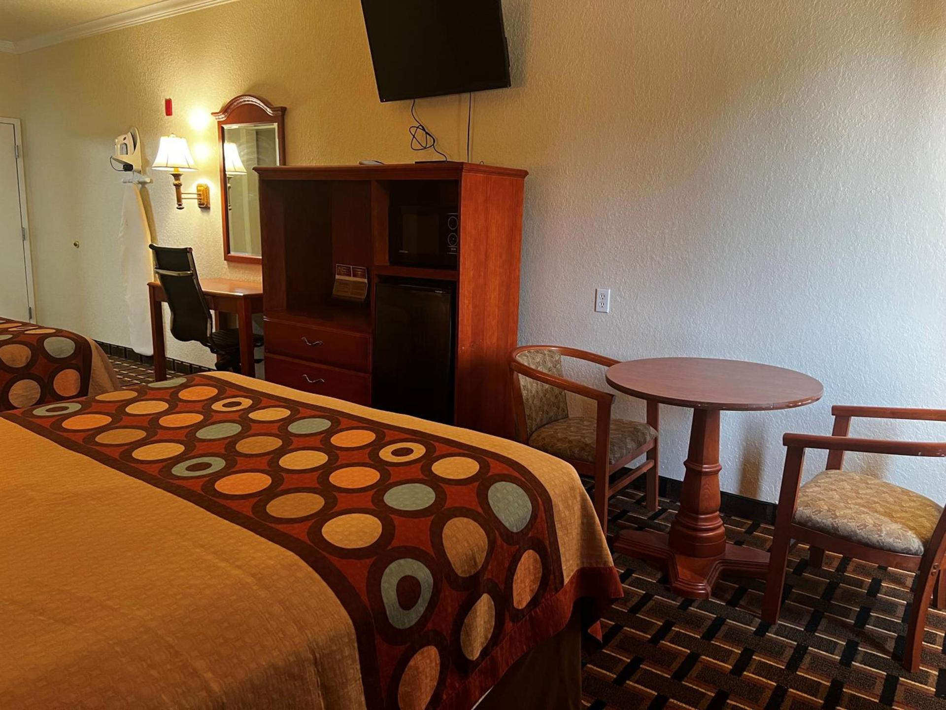 Super 8 by Wyndham Brookshire TX photo 26