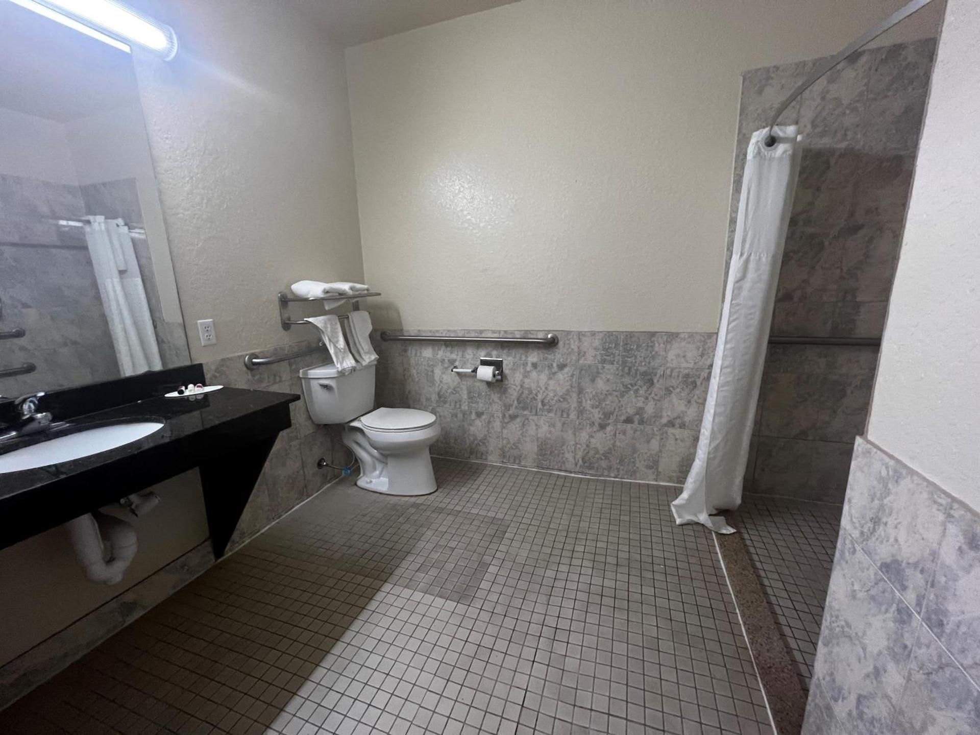 Super 8 by Wyndham Brookshire TX photo 28