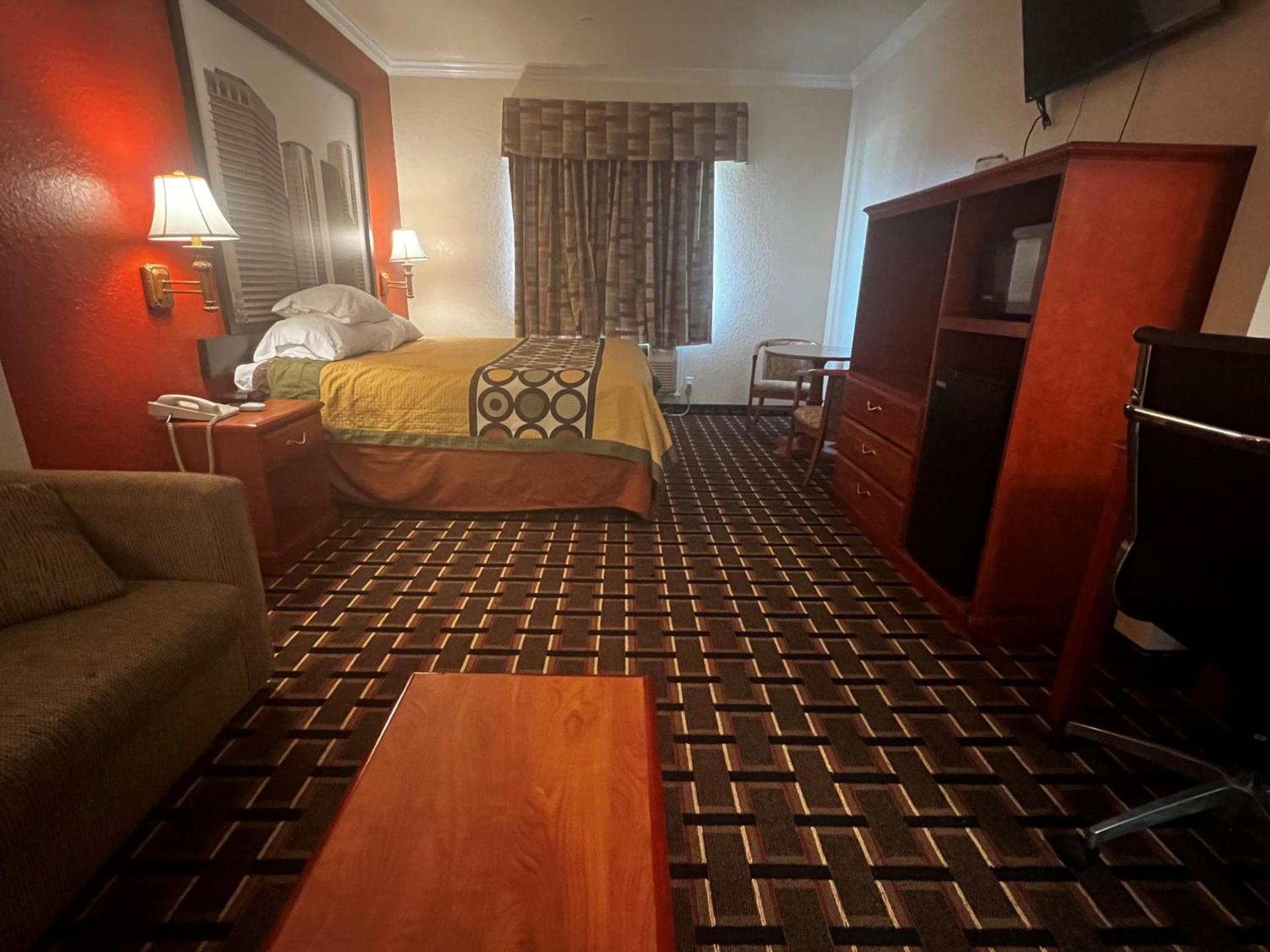 Super 8 by Wyndham Brookshire TX photo 29