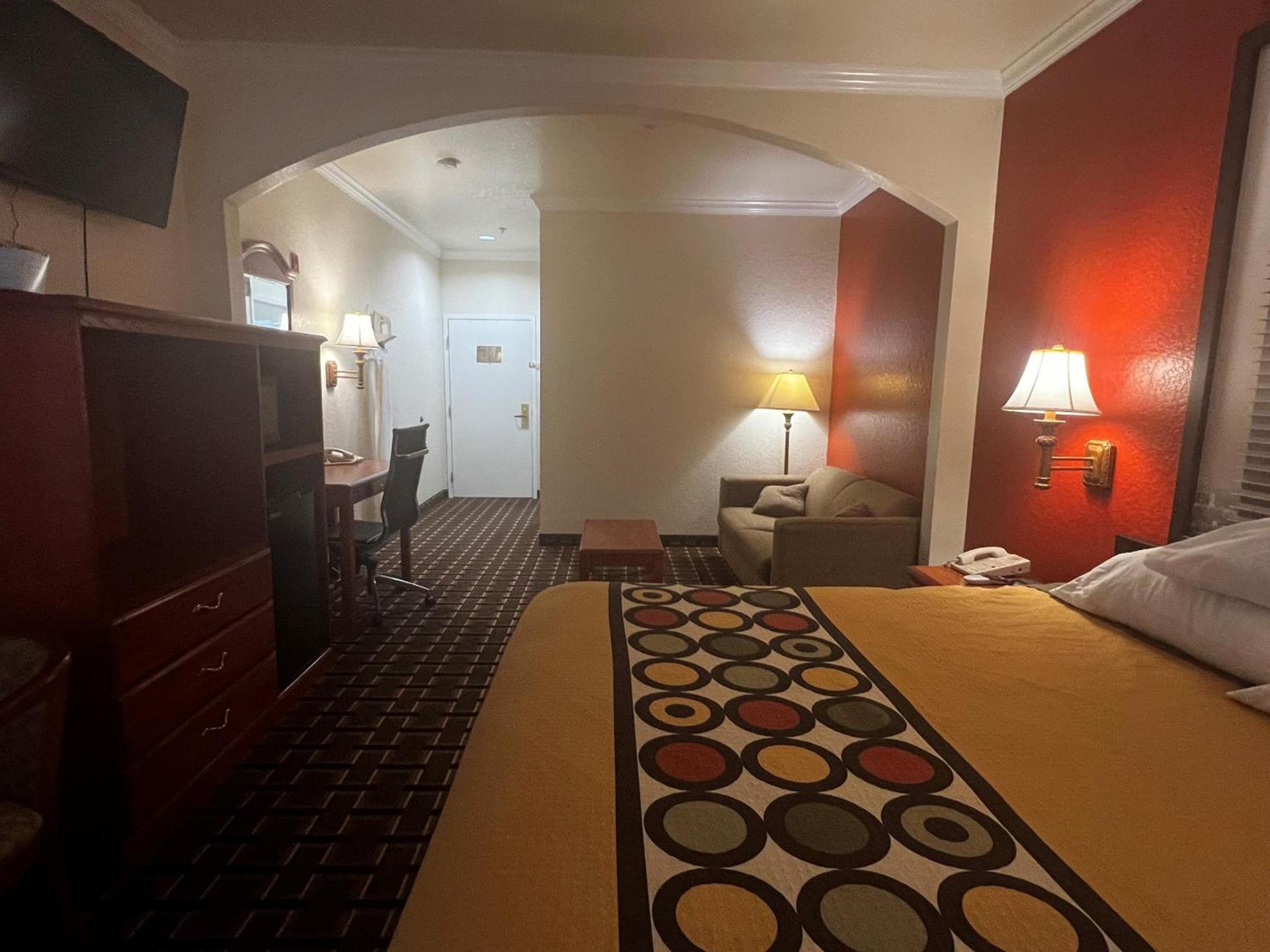 Super 8 by Wyndham Brookshire TX photo 30