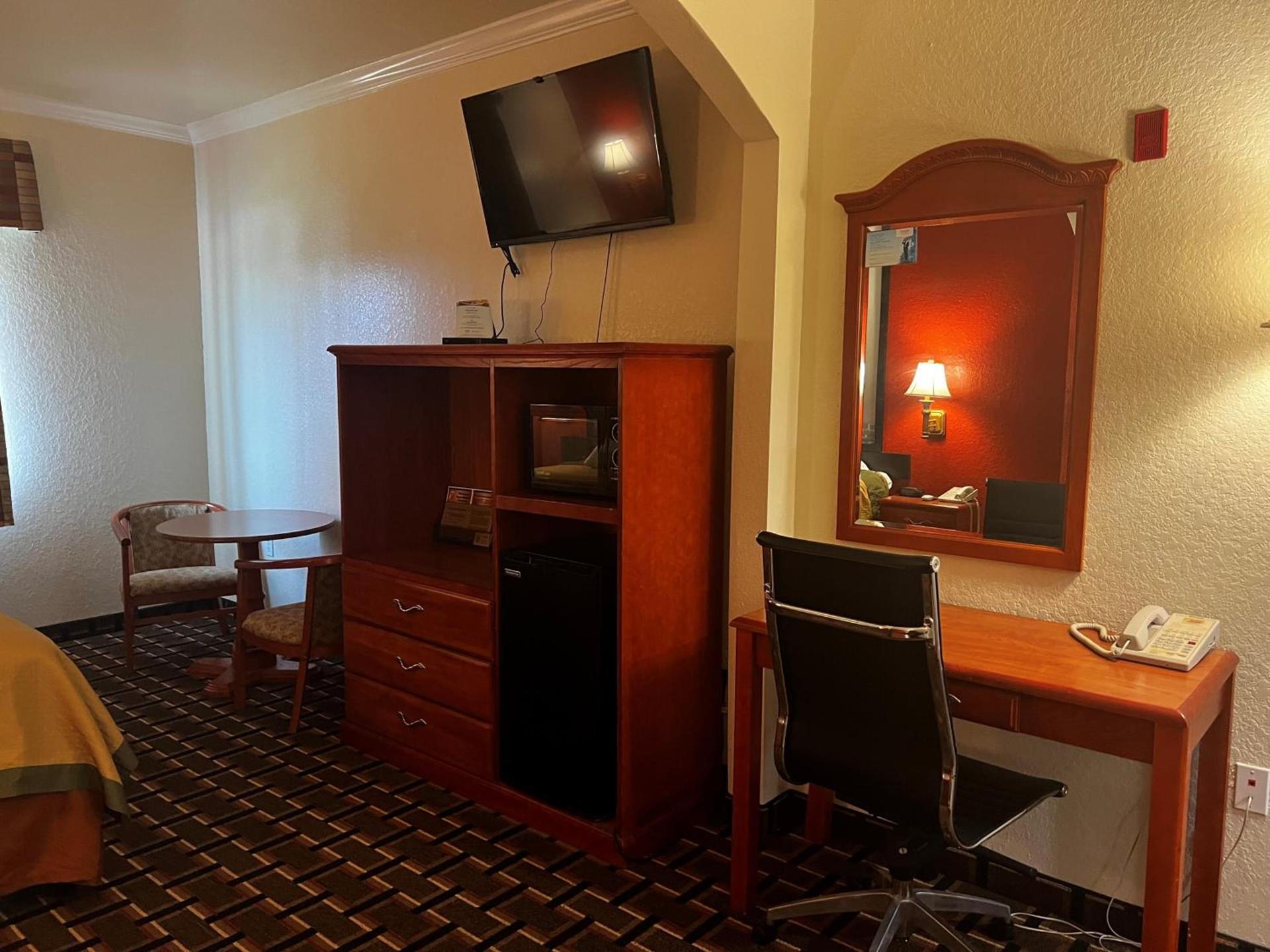 Super 8 by Wyndham Brookshire TX photo 31