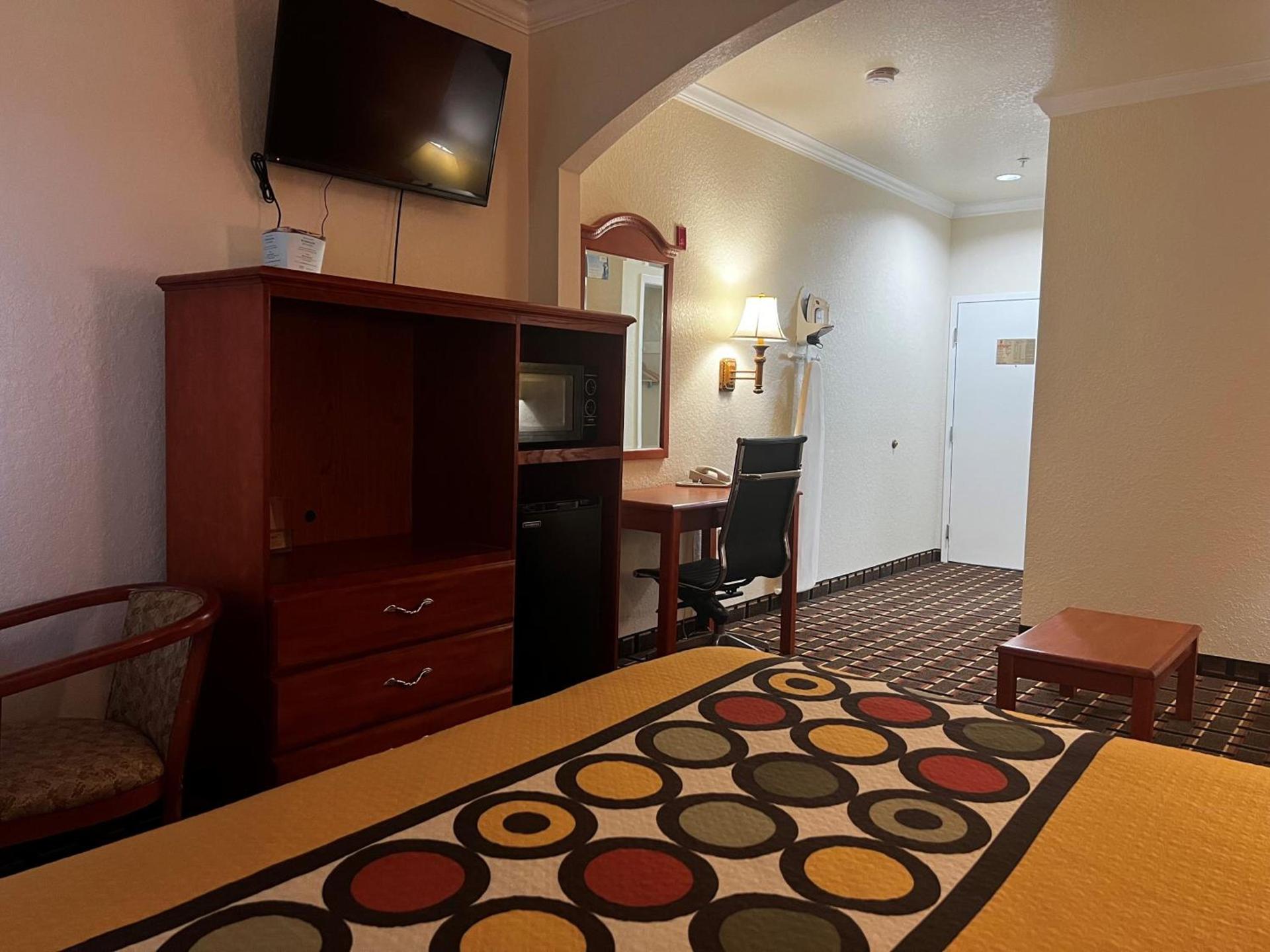 Super 8 by Wyndham Brookshire TX photo 33