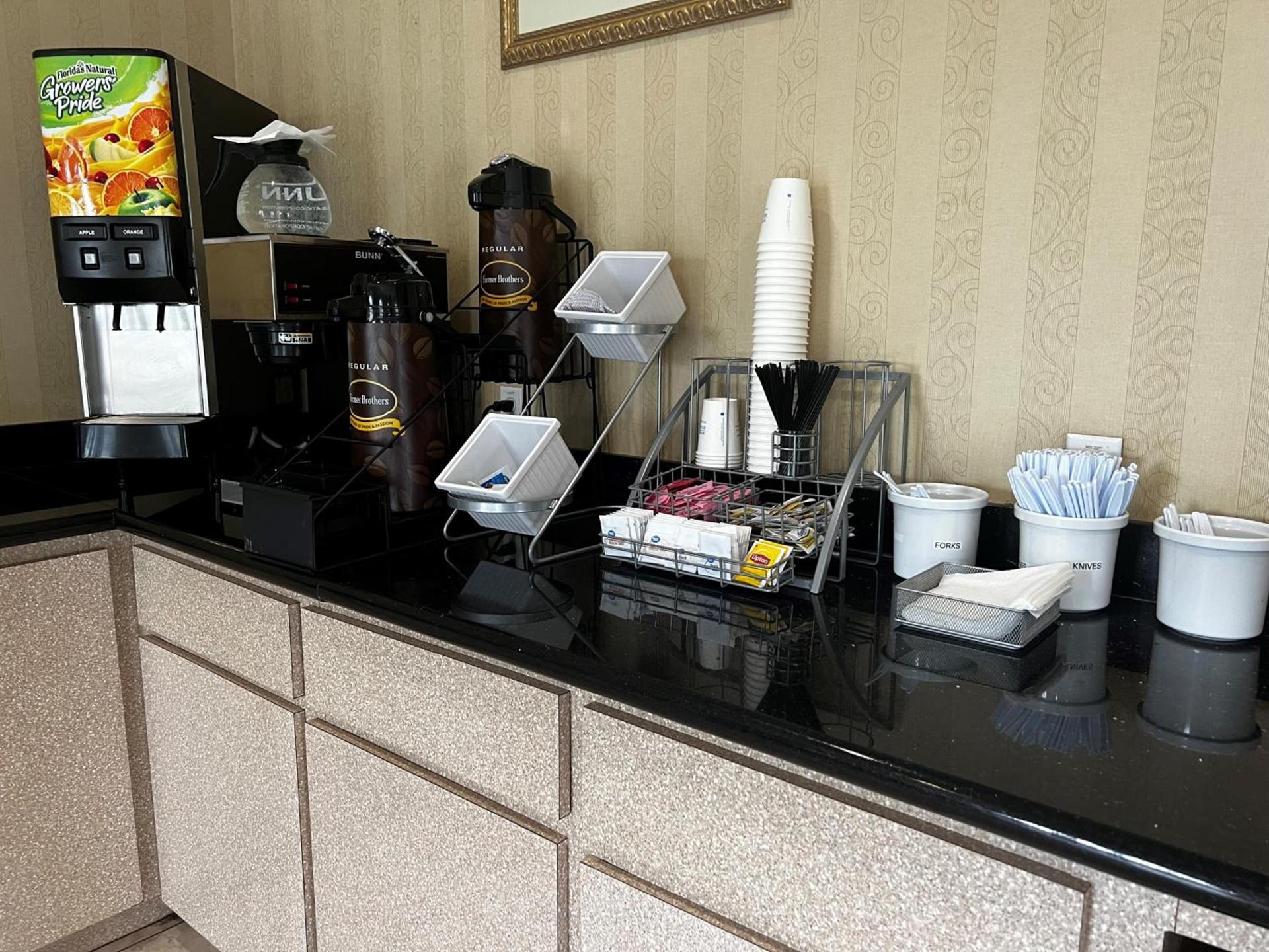 Super 8 by Wyndham Brookshire TX photo 35