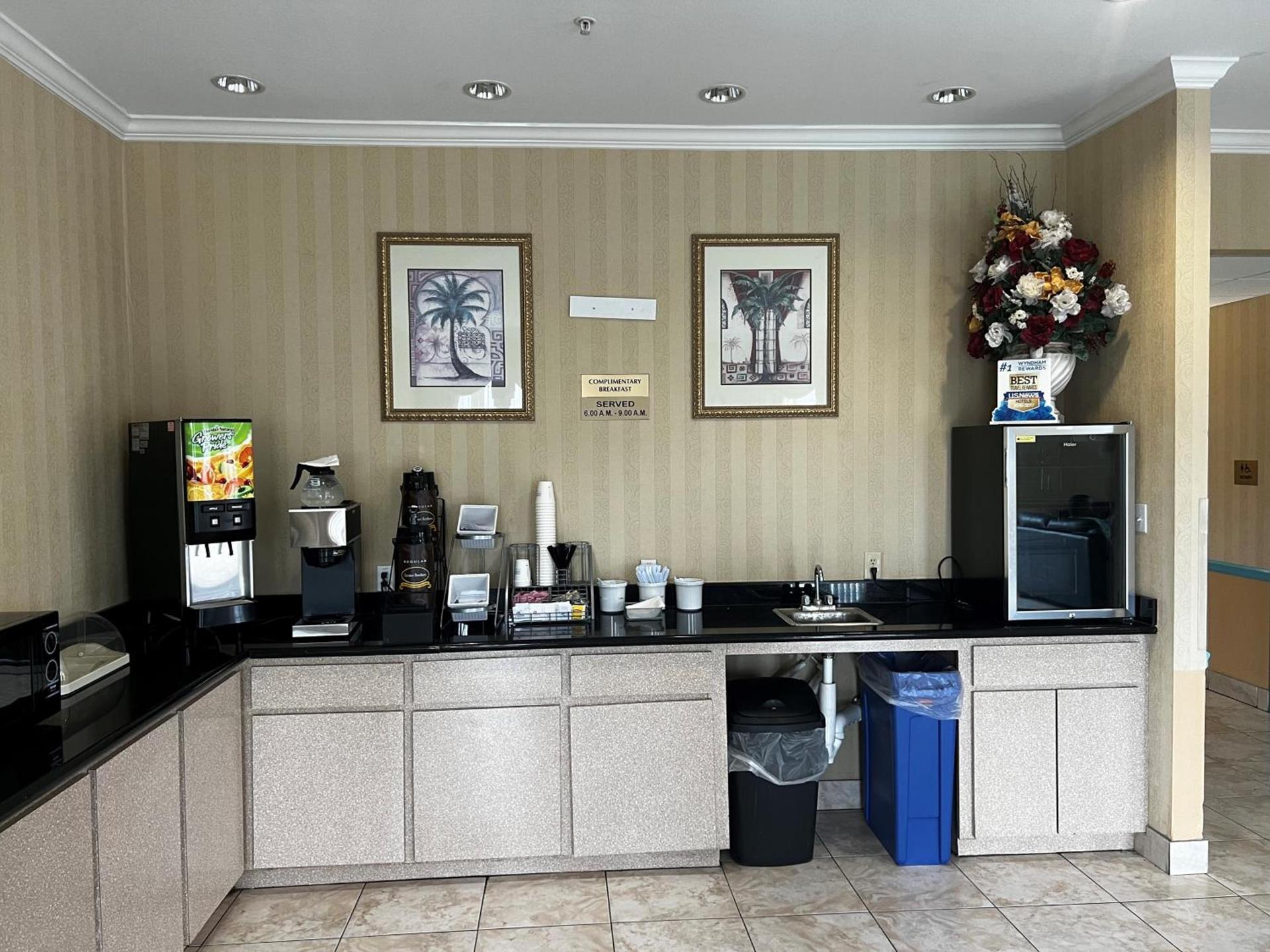 Super 8 by Wyndham Brookshire TX photo 34