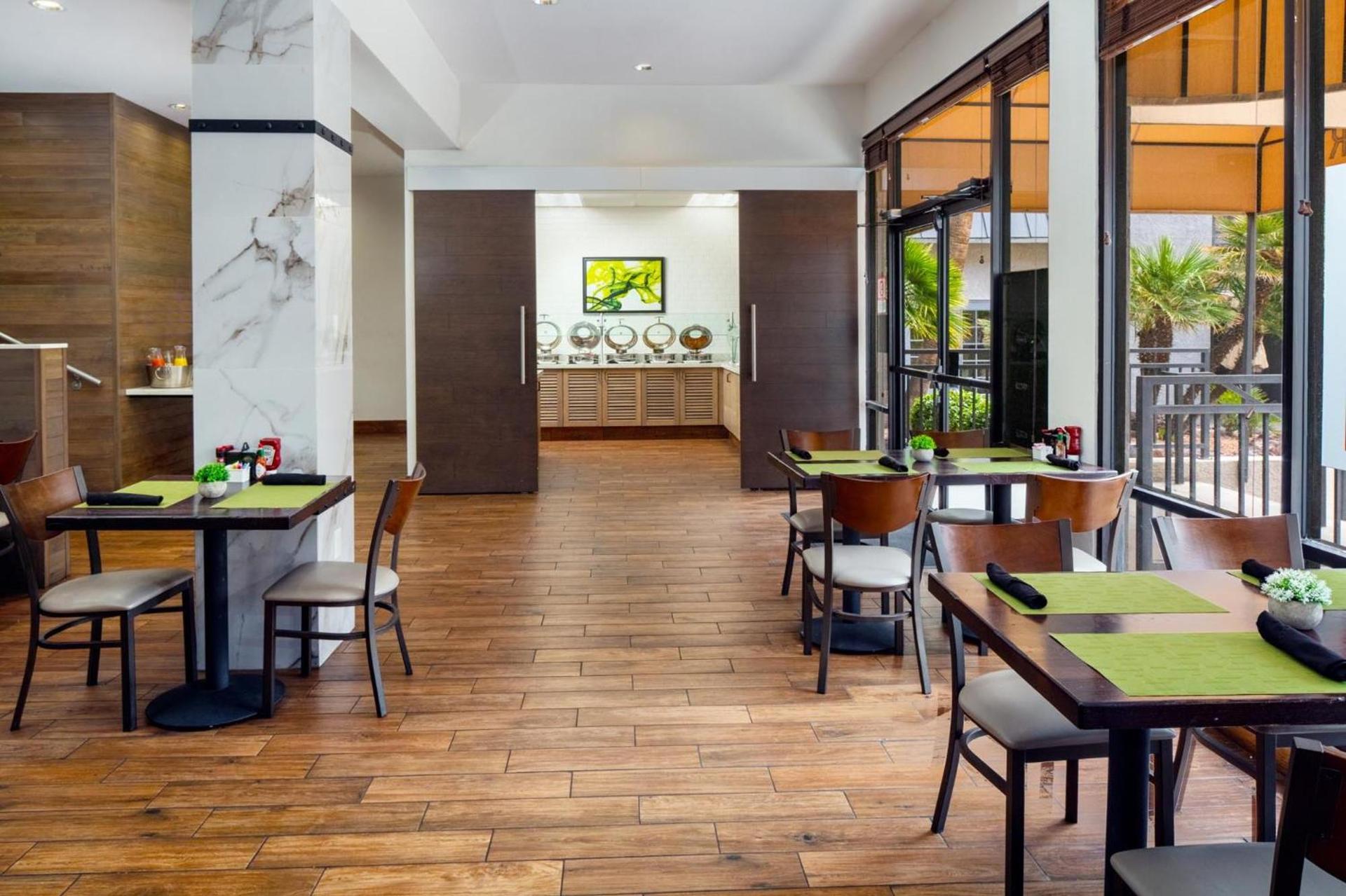 Holiday Inn and Suites Phoenix Airport North by IHG photo 2