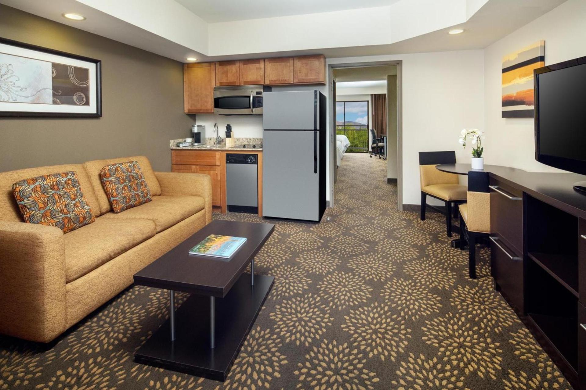 Holiday Inn and Suites Phoenix Airport North by IHG photo 3