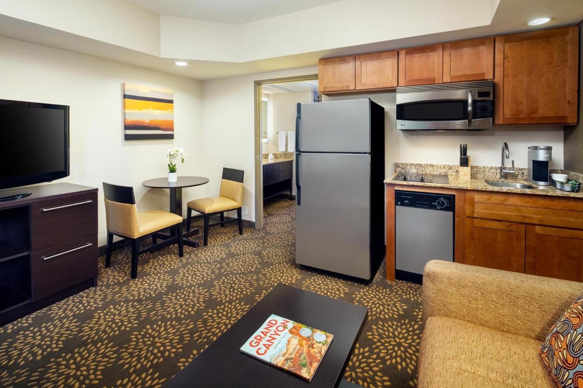 Holiday Inn and Suites Phoenix Airport North by IHG photo 7