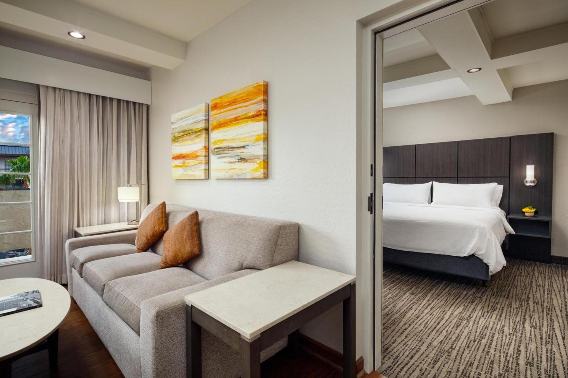 Holiday Inn and Suites Phoenix Airport North by IHG photo 9