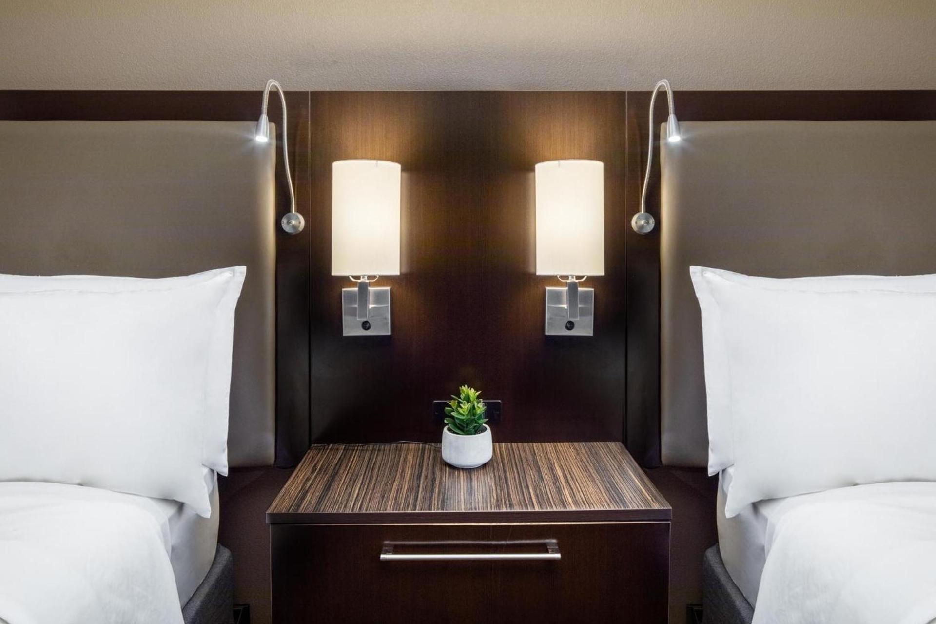 Holiday Inn and Suites Phoenix Airport North by IHG photo 11